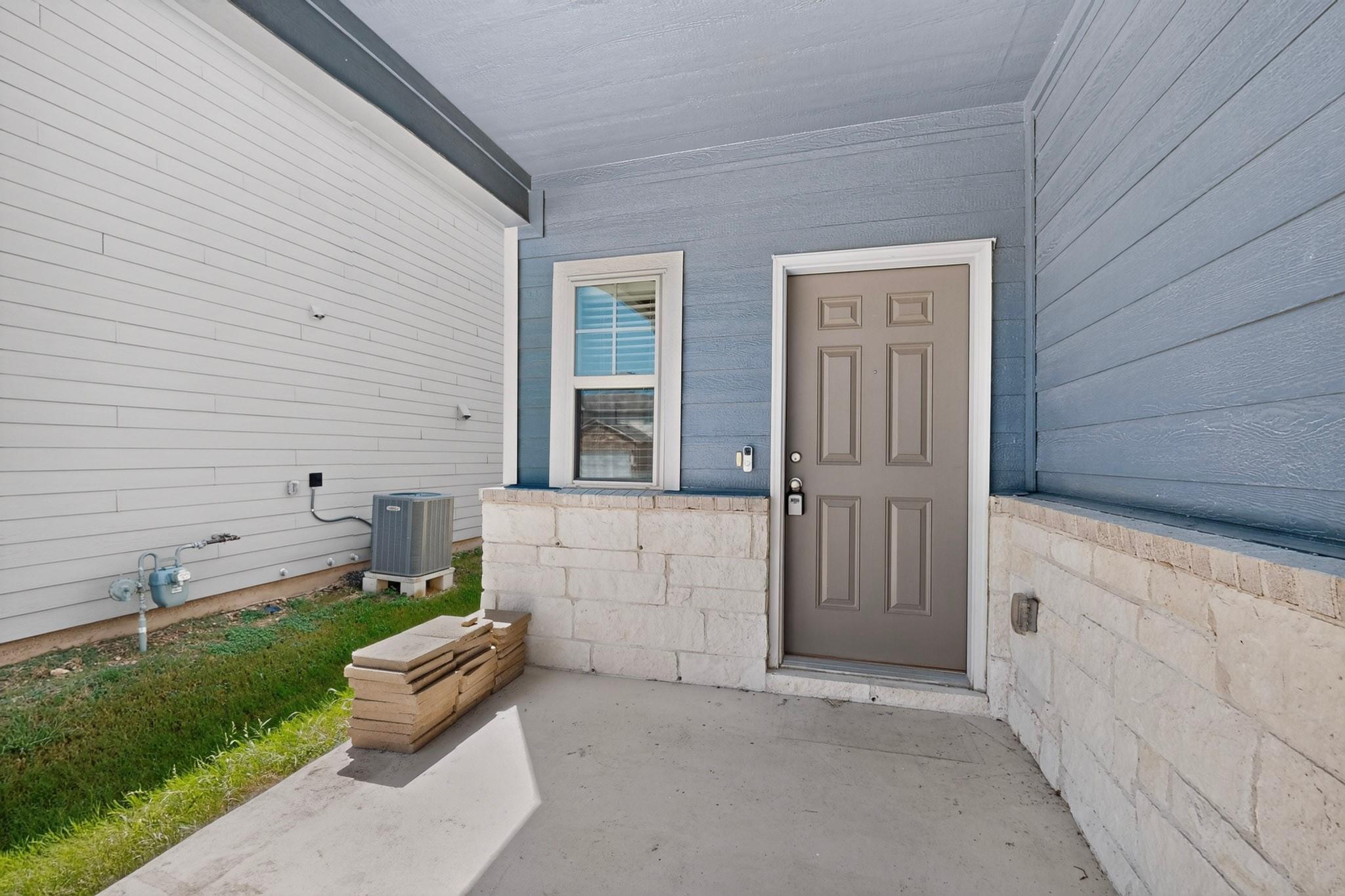 225 English Oak St Property Photo 3
