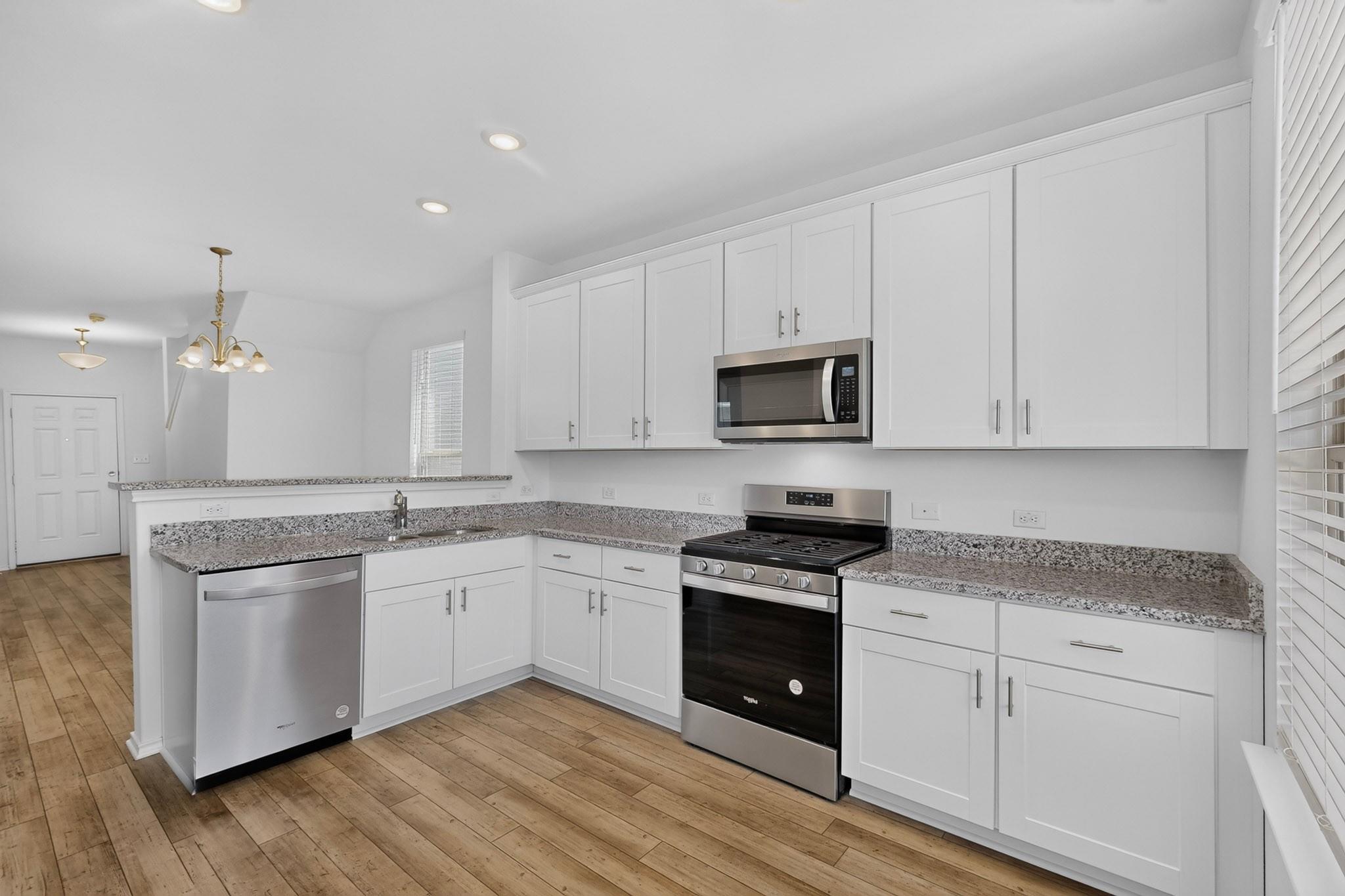 225 English Oak St Property Photo 6