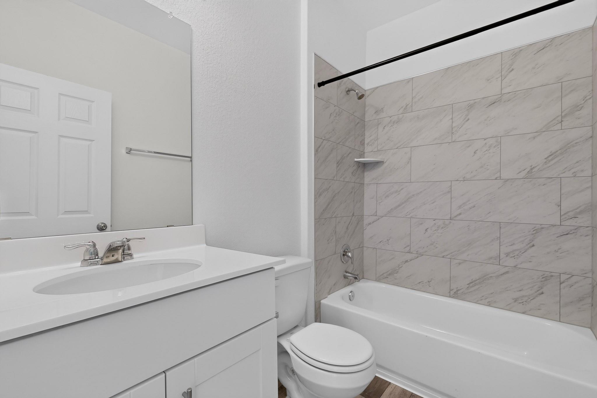 225 English Oak St Property Photo 9