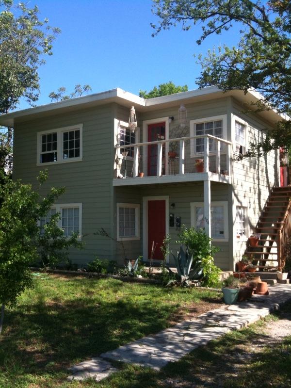 404 W 51st St #b Property Photo 1