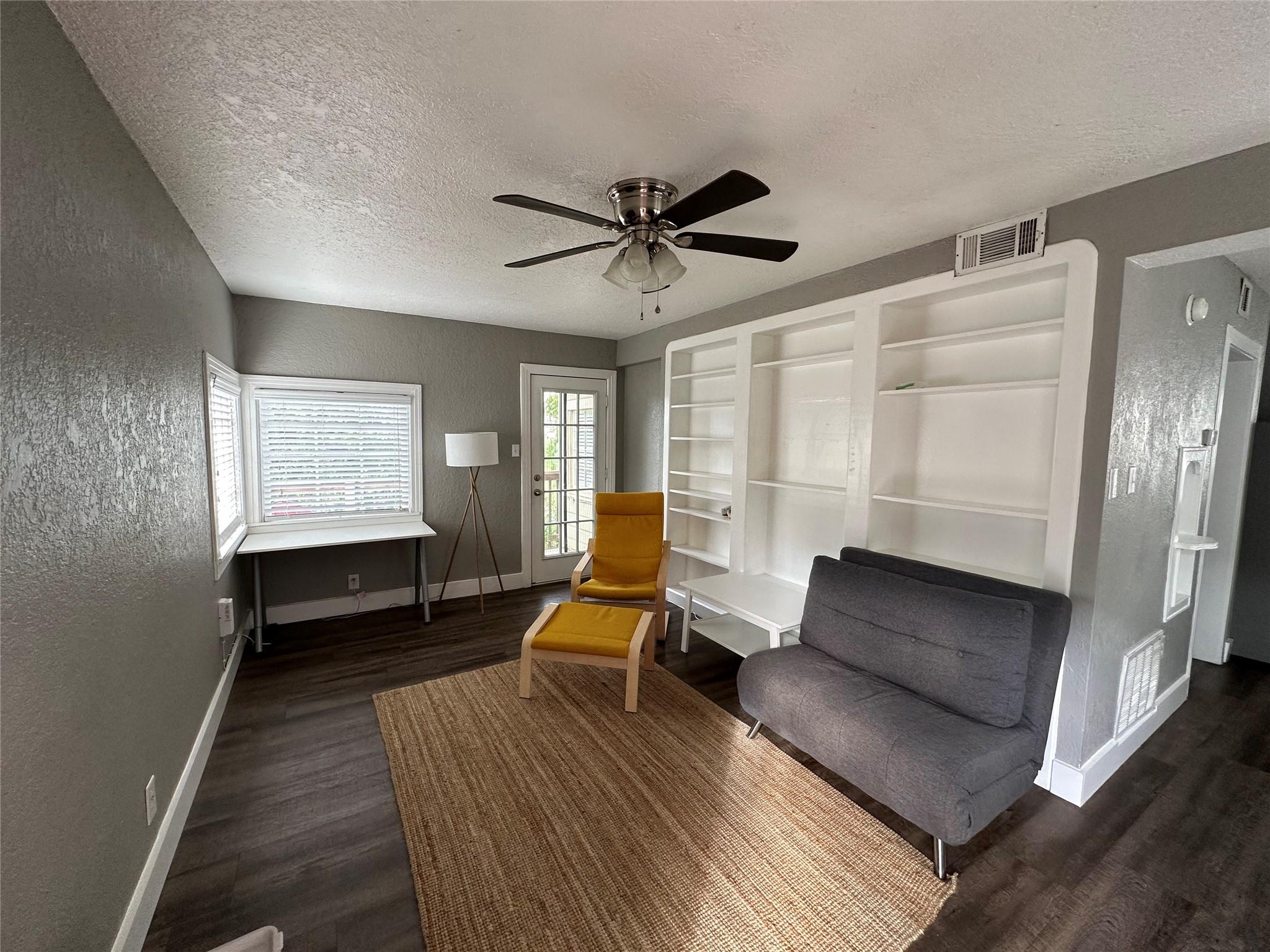 404 W 51st St #b Property Photo 2