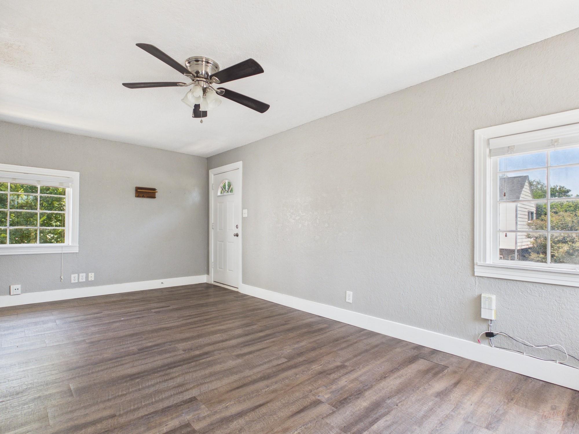 404 W 51st St #b Property Photo 3