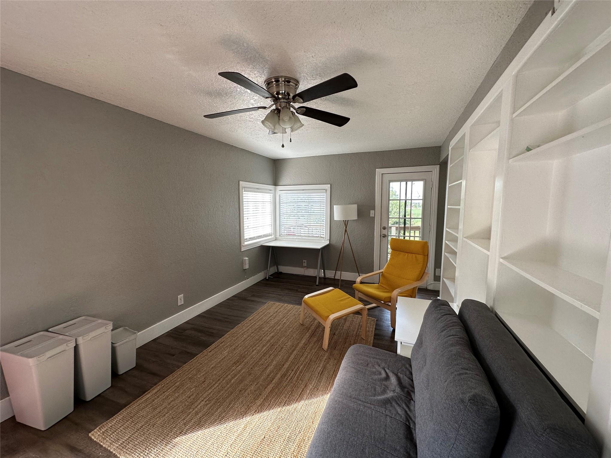 404 W 51st St #b Property Photo 4