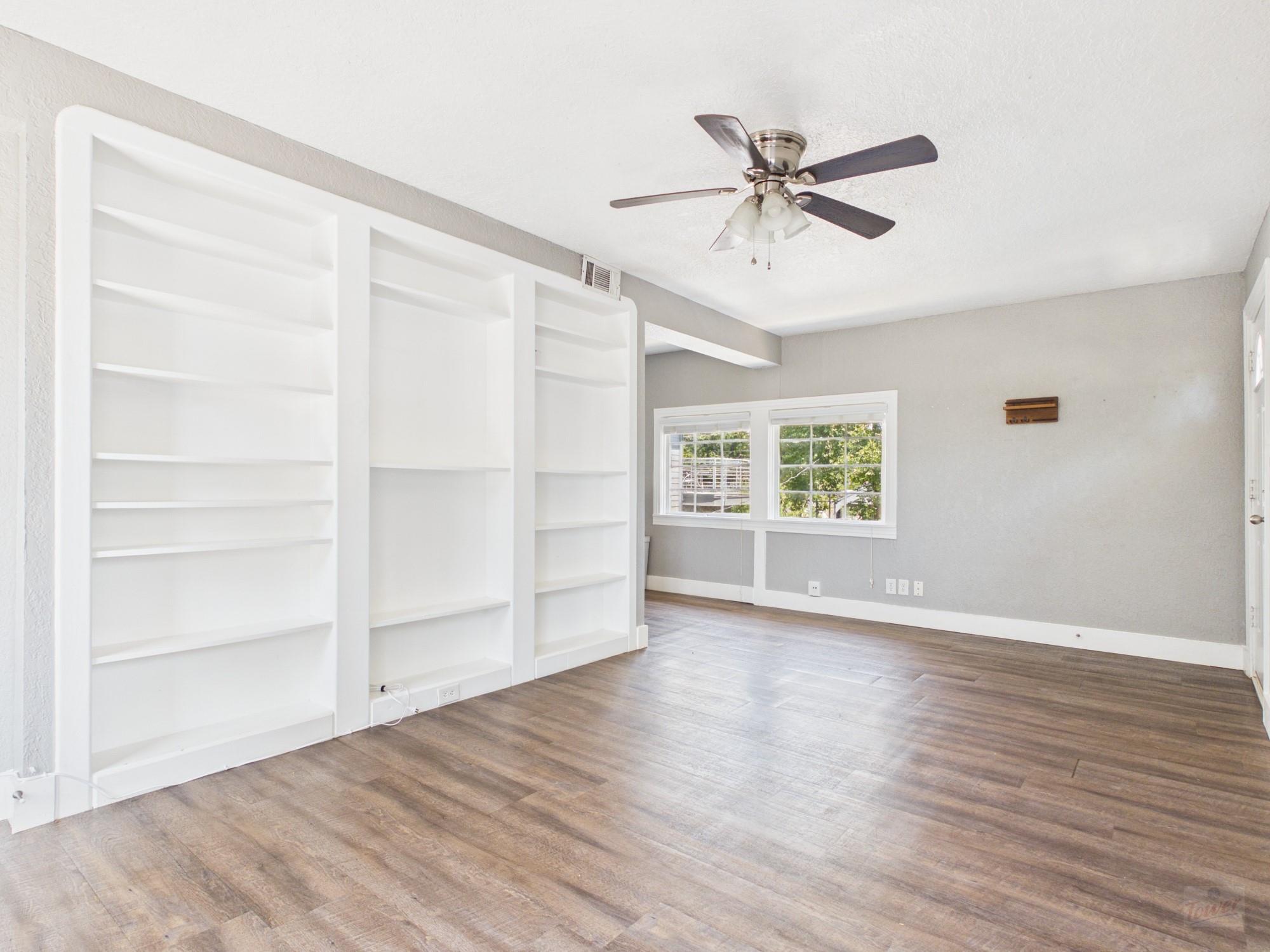 404 W 51st St #b Property Photo 4