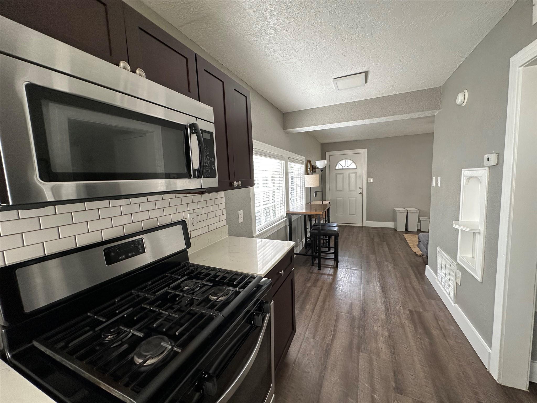 404 W 51st St #b Property Photo 6