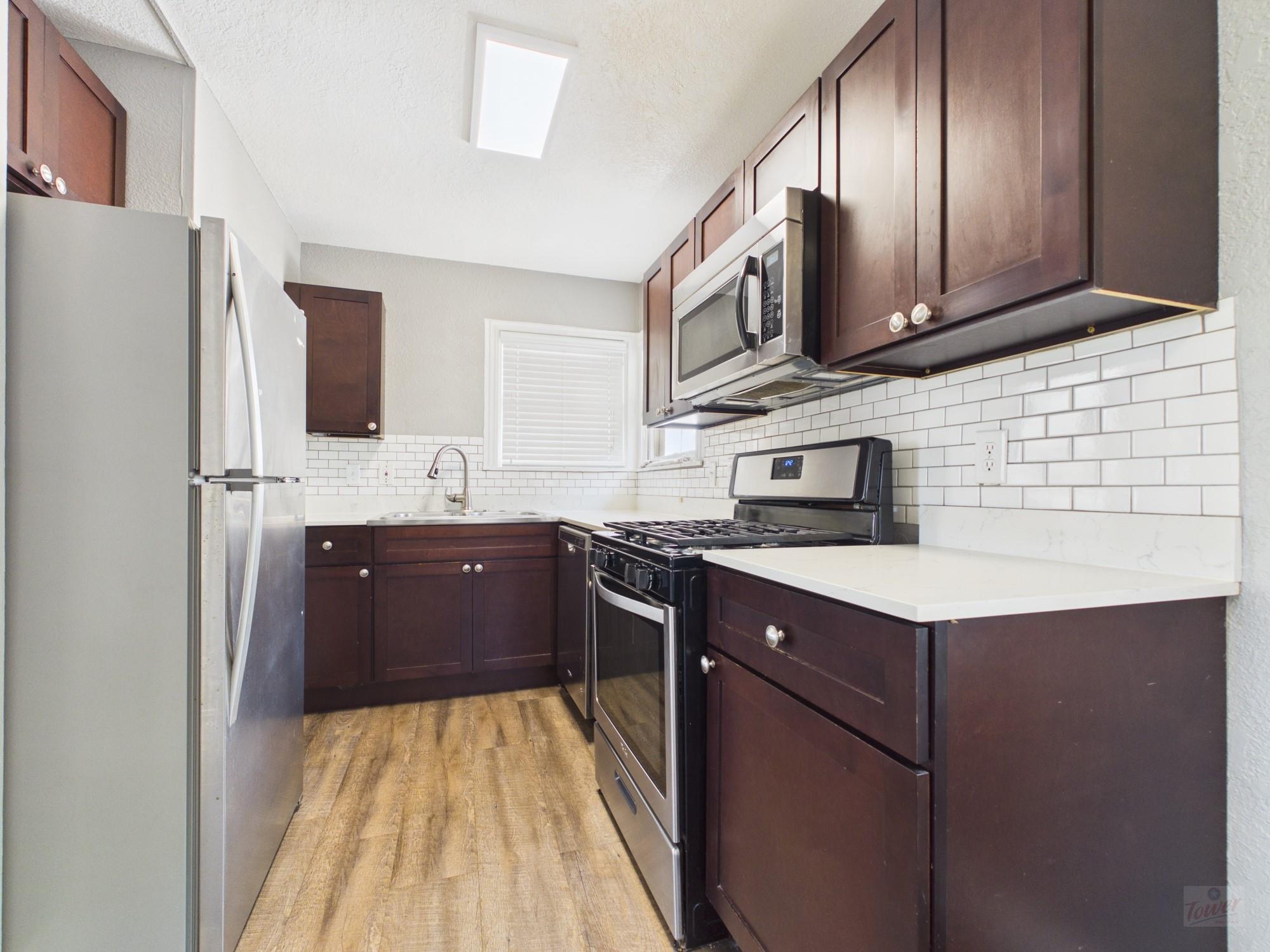 404 W 51st St #b Property Photo 6