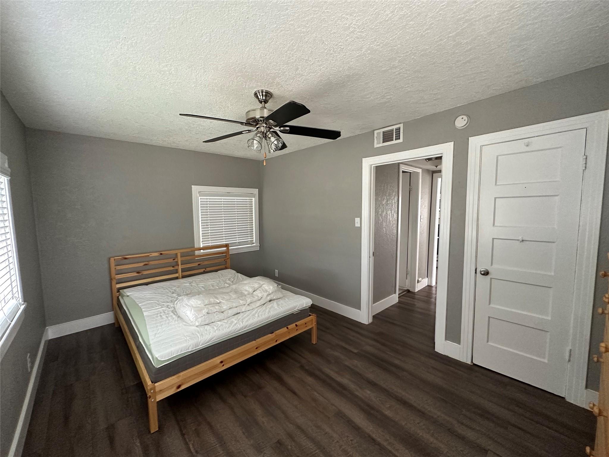 404 W 51st St #b Property Photo 8