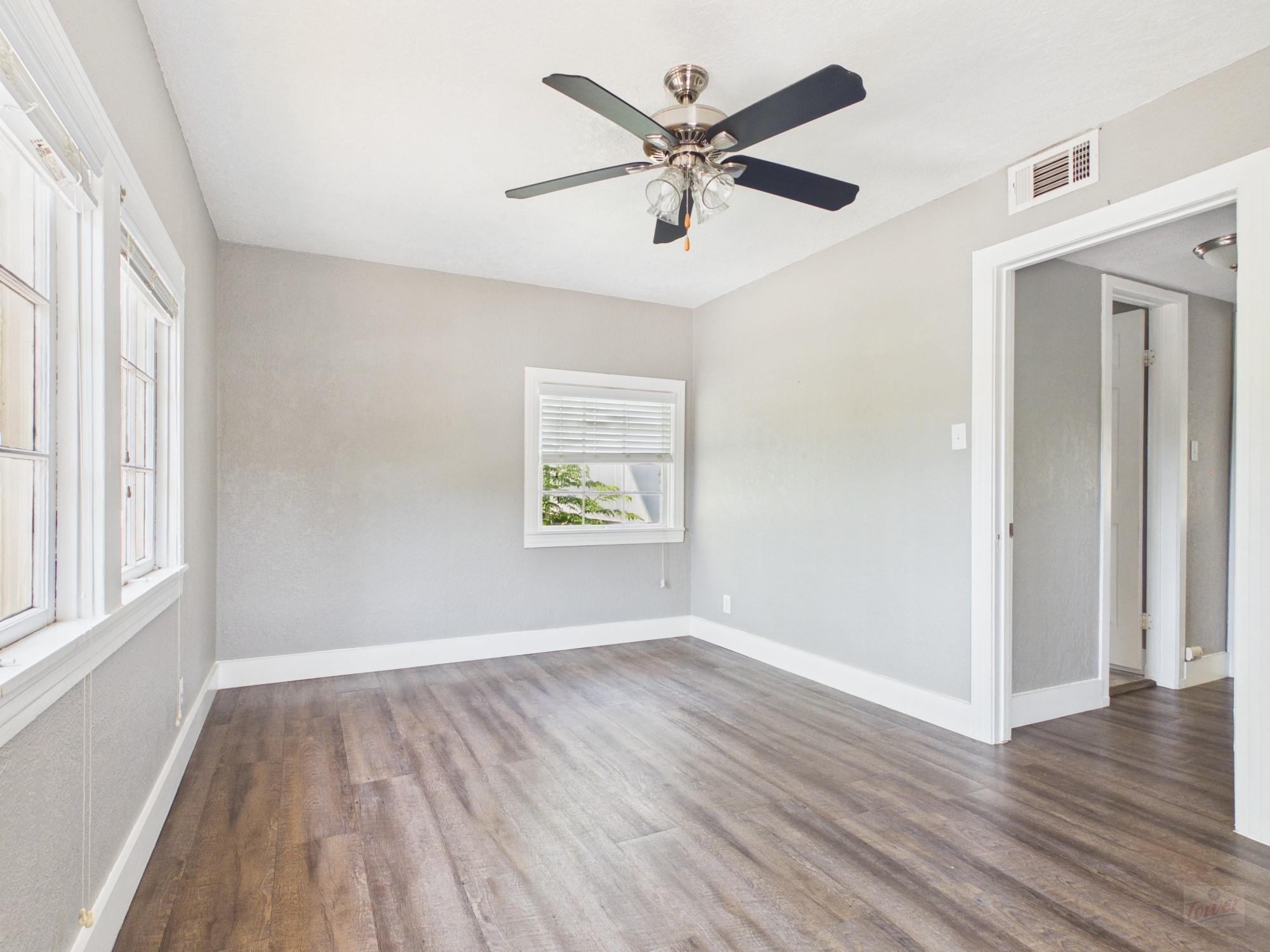404 W 51st St #b Property Photo 8