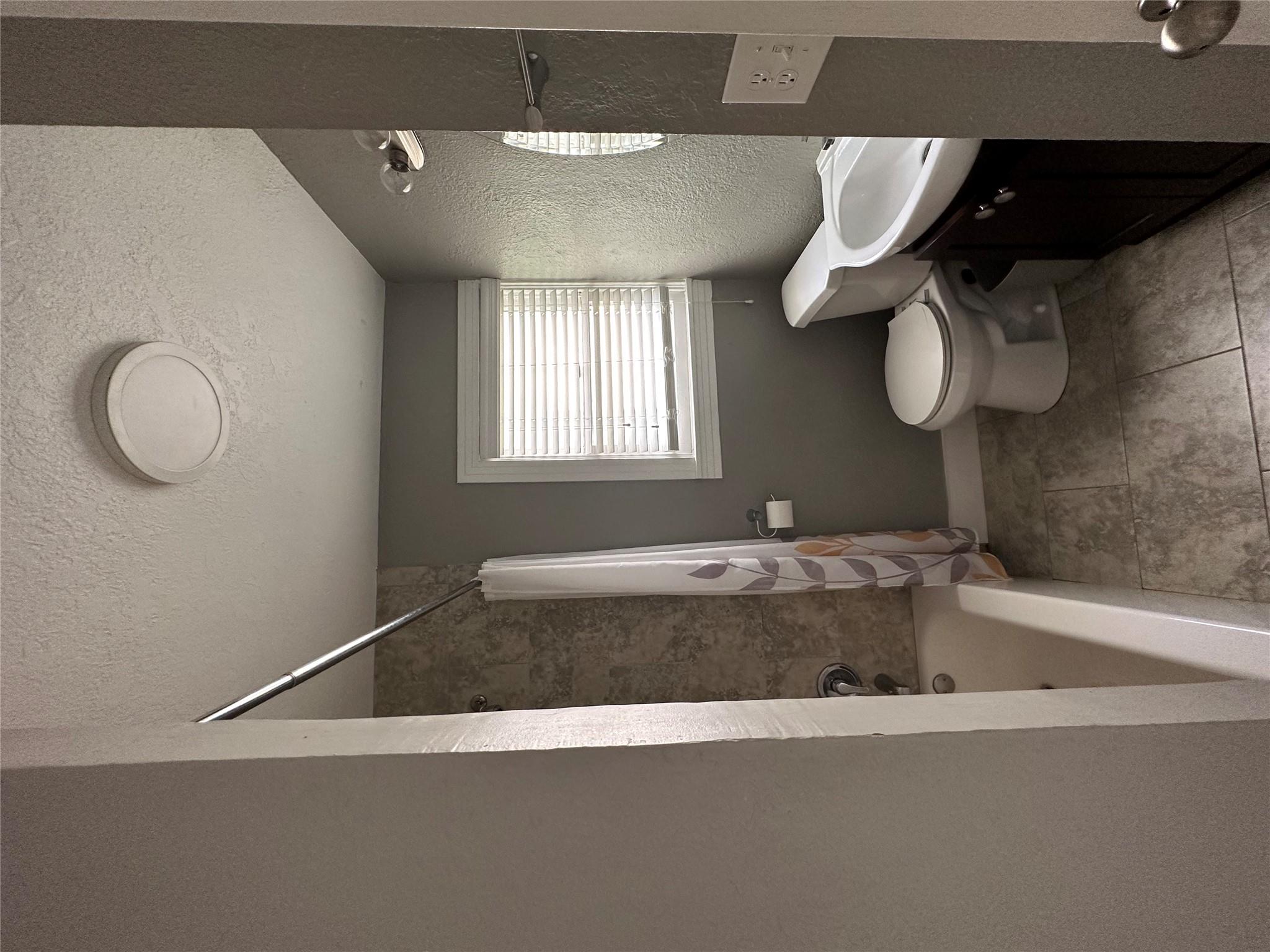 404 W 51st St #b Property Photo 10
