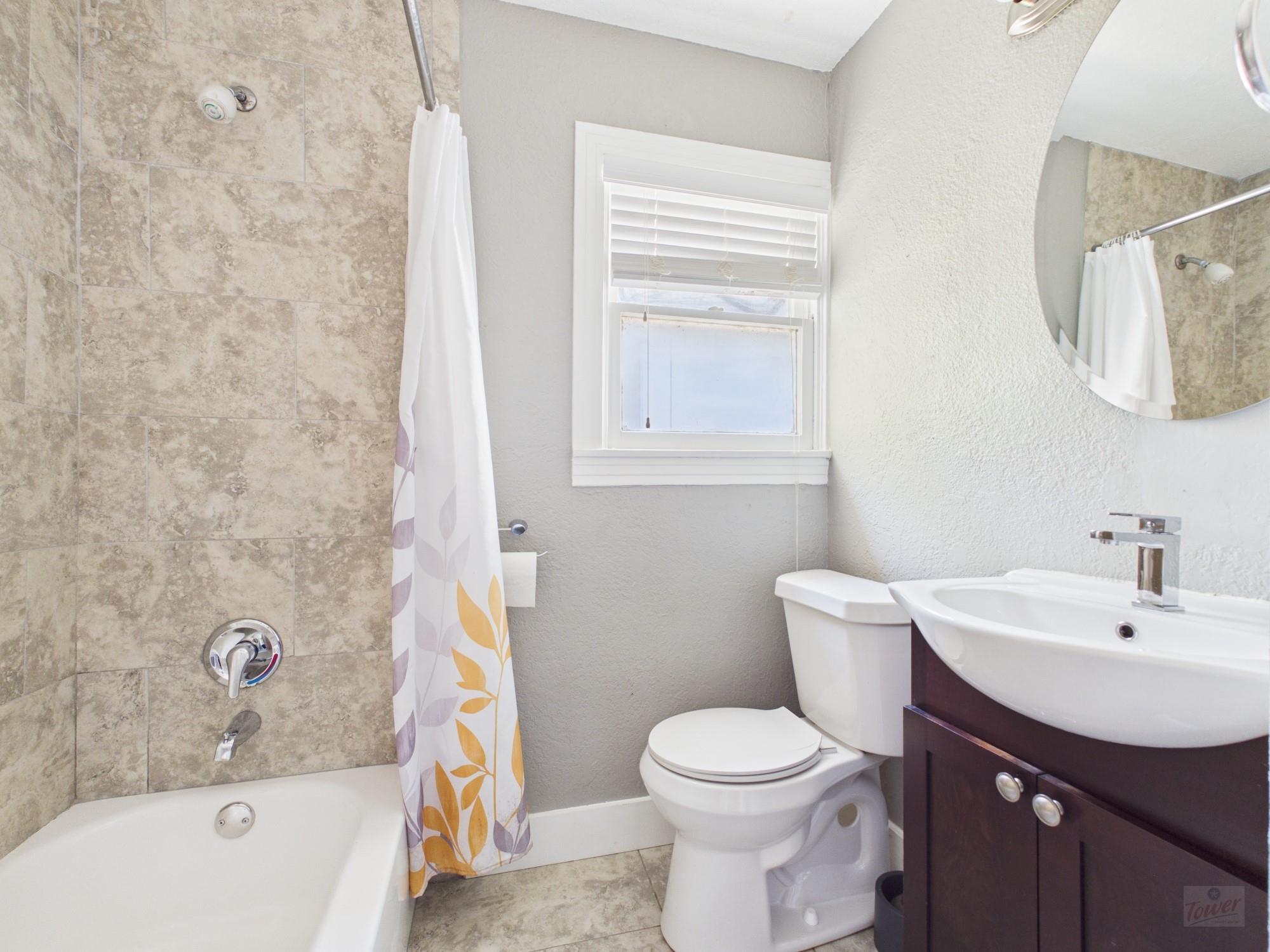 404 W 51st St #b Property Photo 10