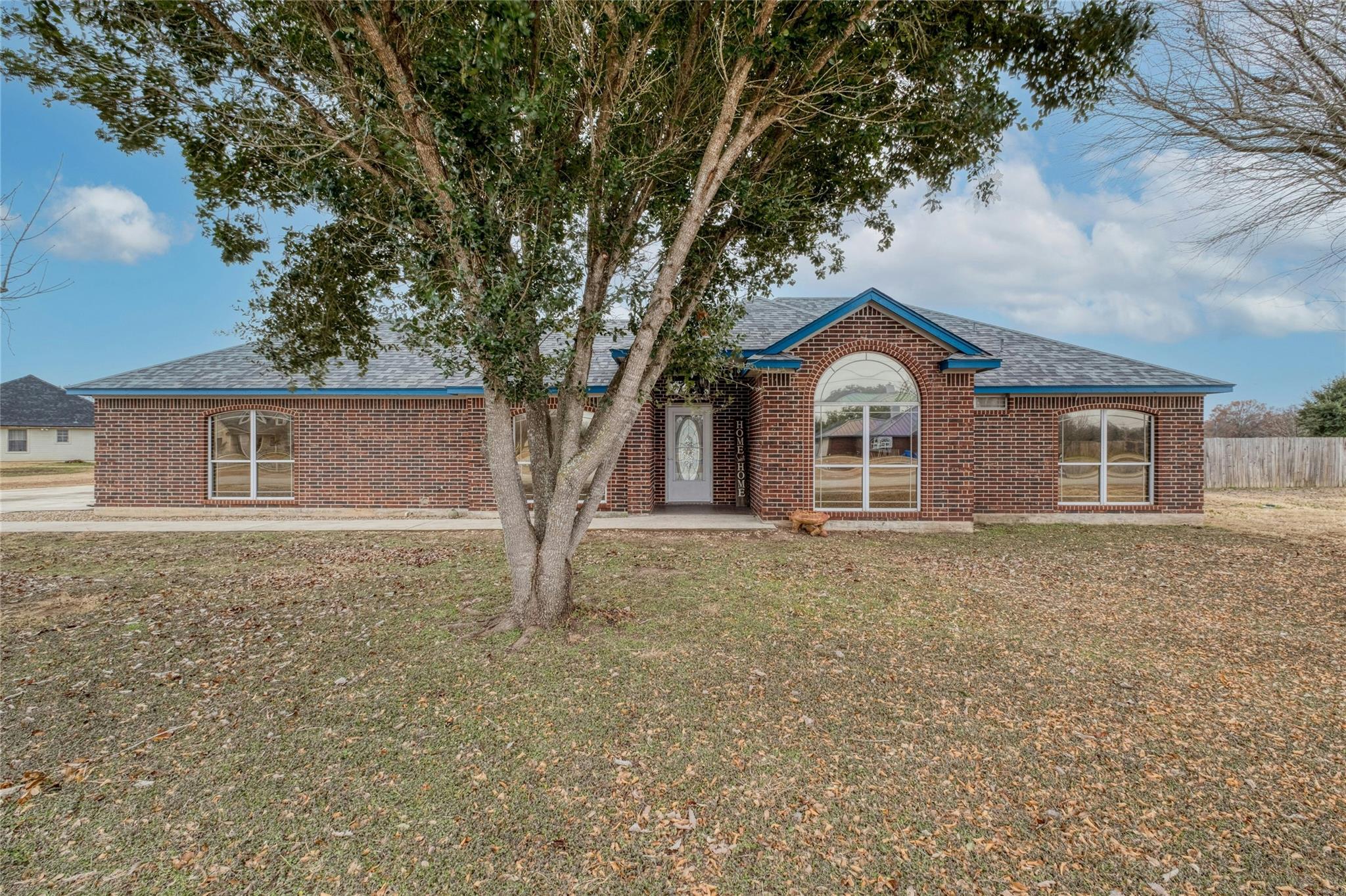 233 Thomas Dr Property Photo 1