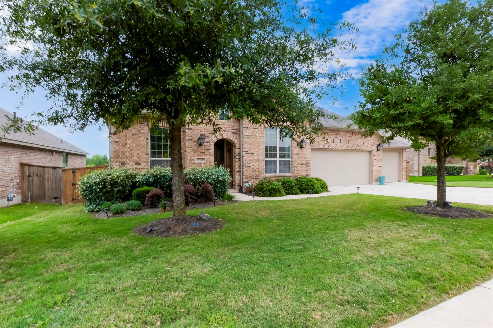 3525 De Soto Loop Property Photo 2