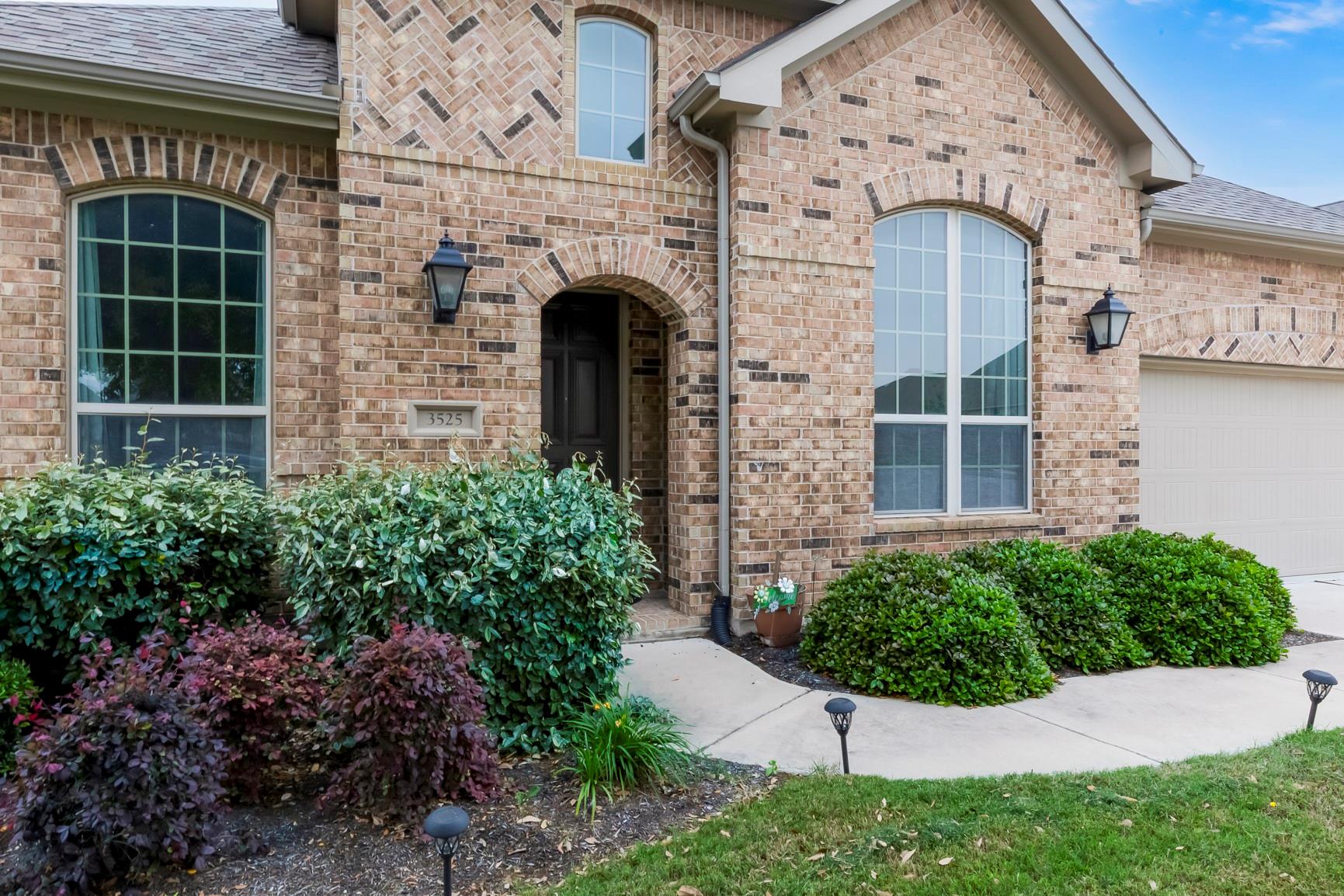 3525 De Soto Loop Property Photo 4