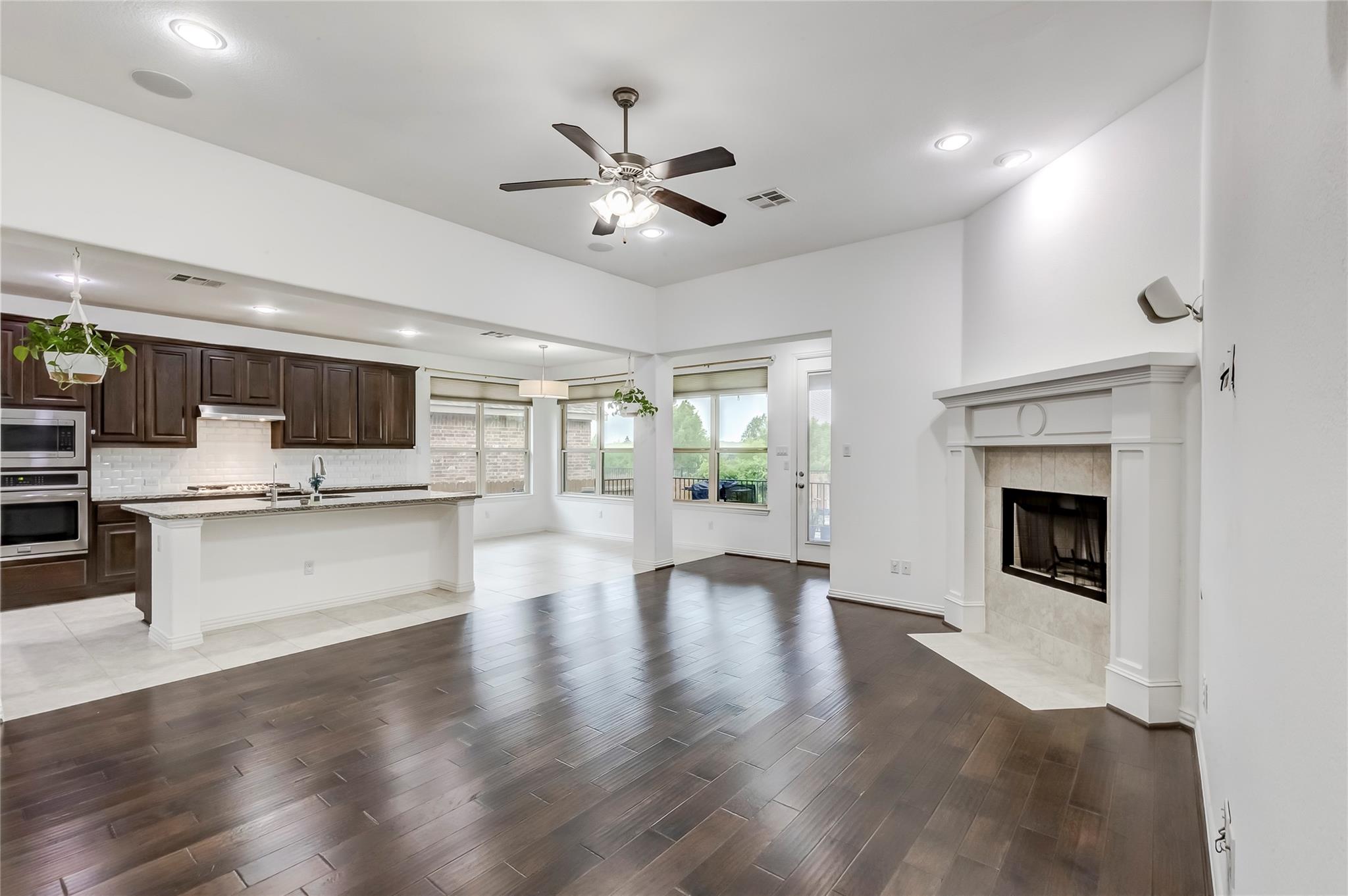 3525 De Soto Loop Property Photo 9