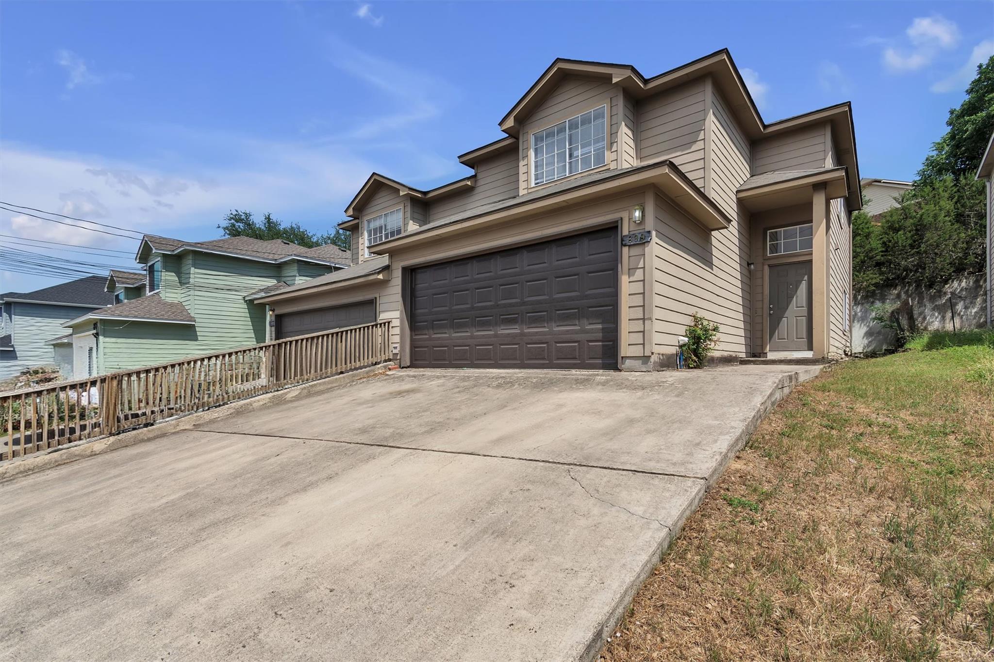 897-899 Sagewood Trl Property Photo 2