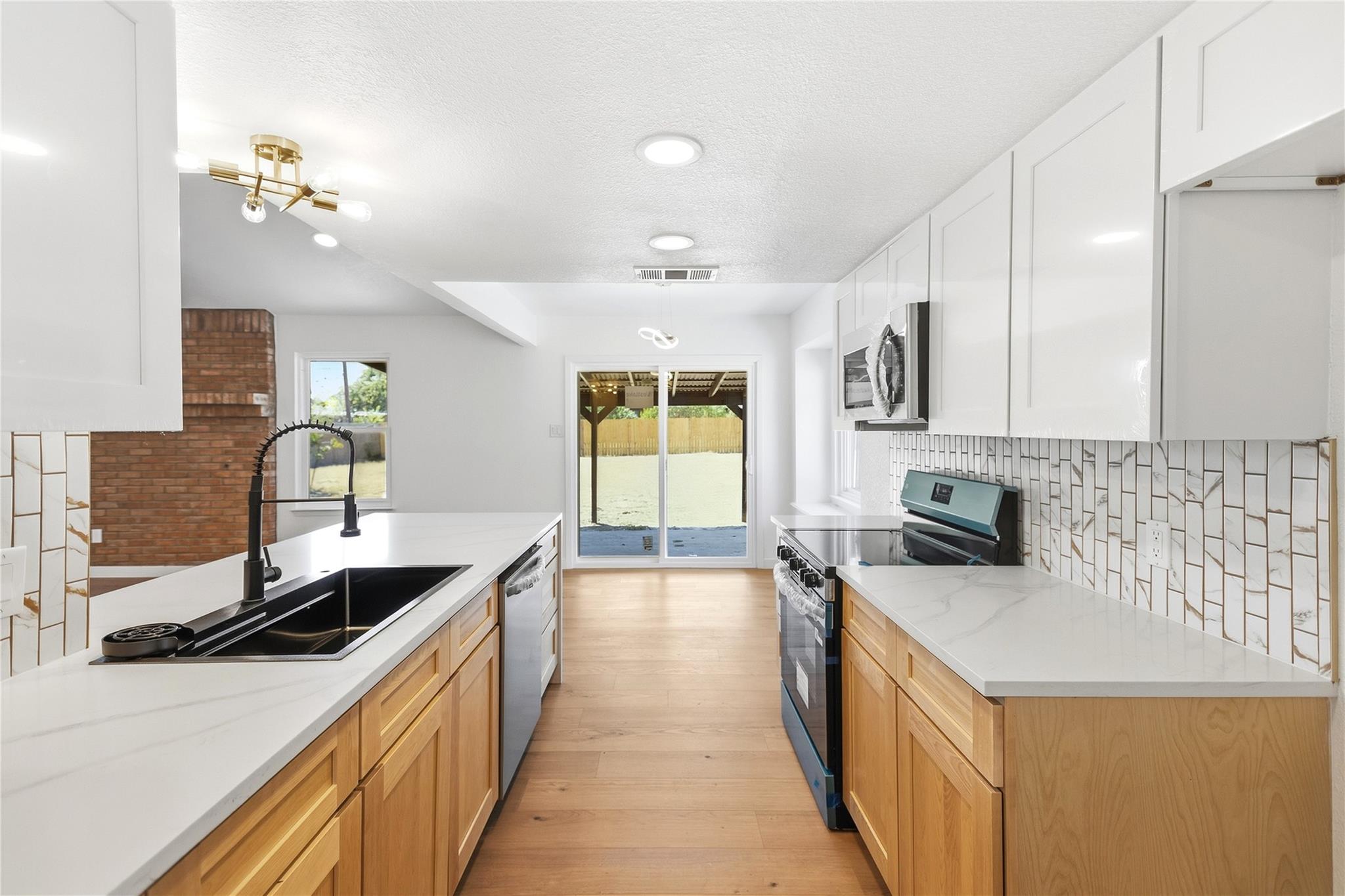 1903 S West Dr Property Photo 1