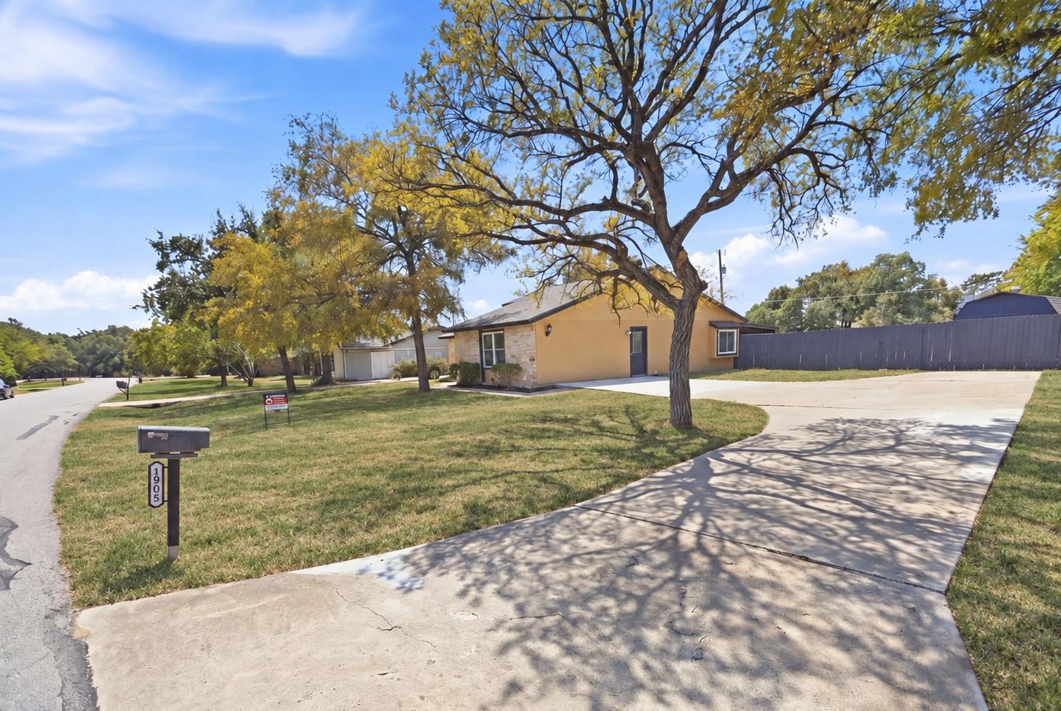 1903 S West Dr Property Photo 3