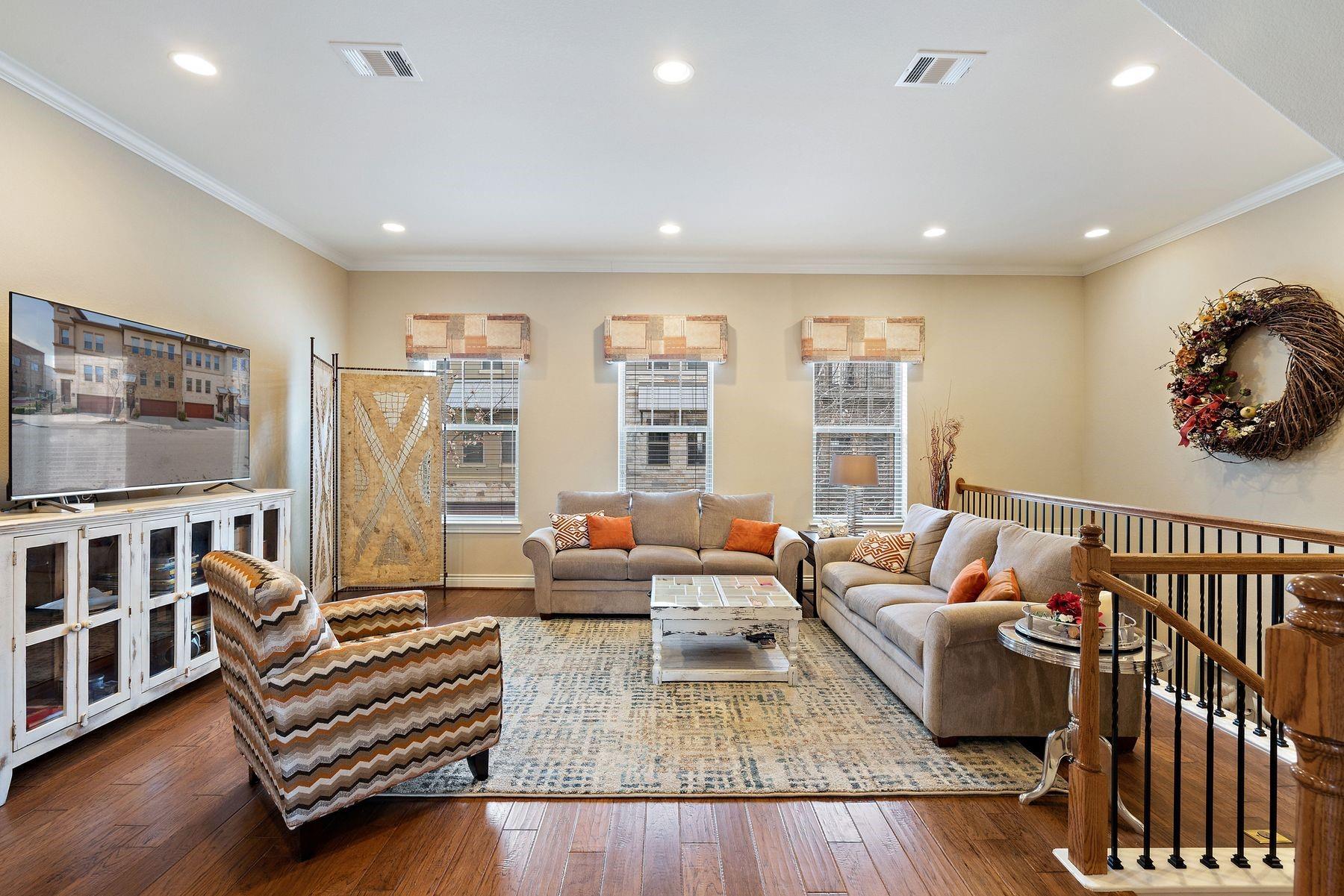 1005 Highknoll Ln Property Photo 8