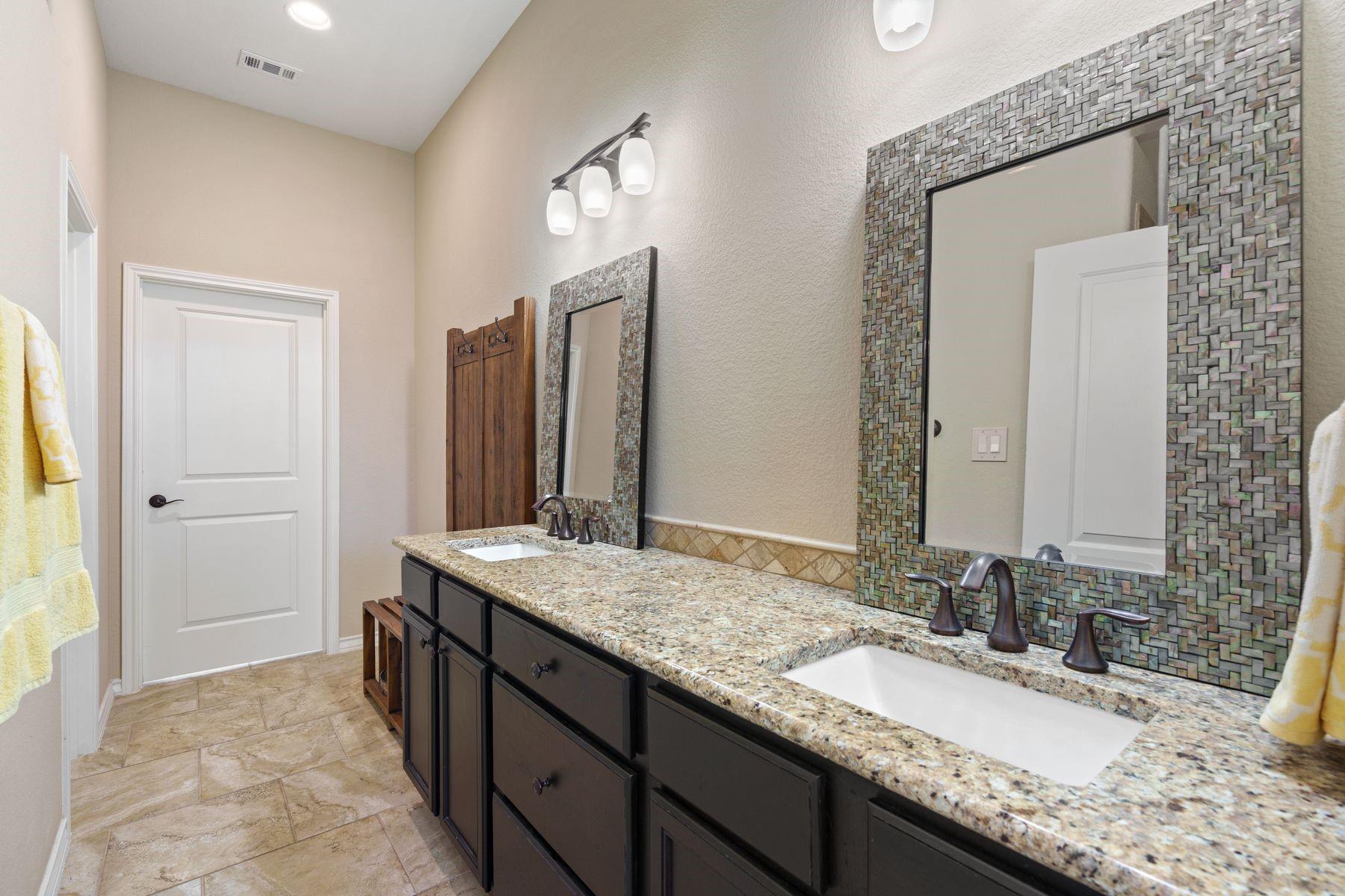1005 Highknoll Ln Property Photo 20