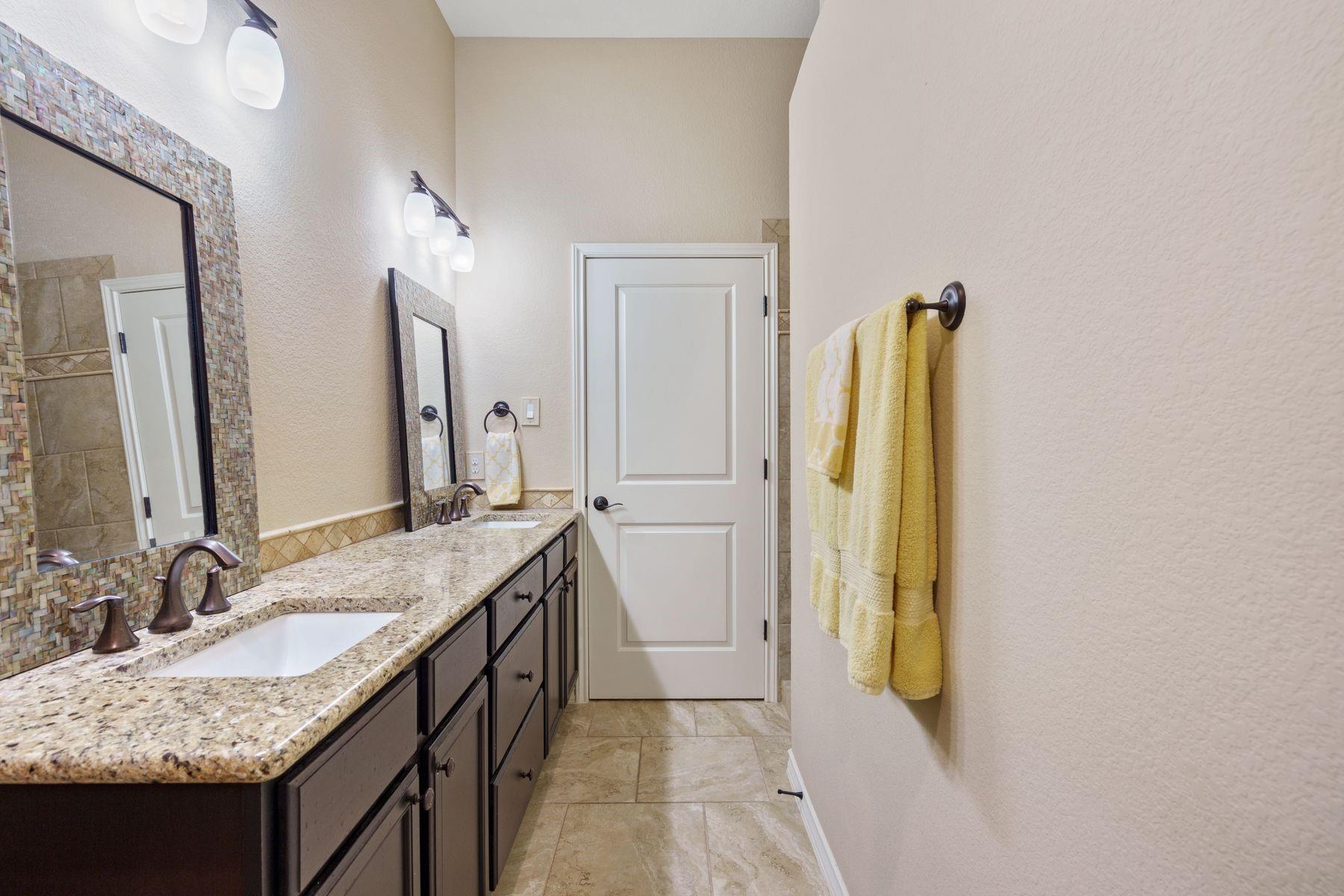 1005 Highknoll Ln Property Photo 22