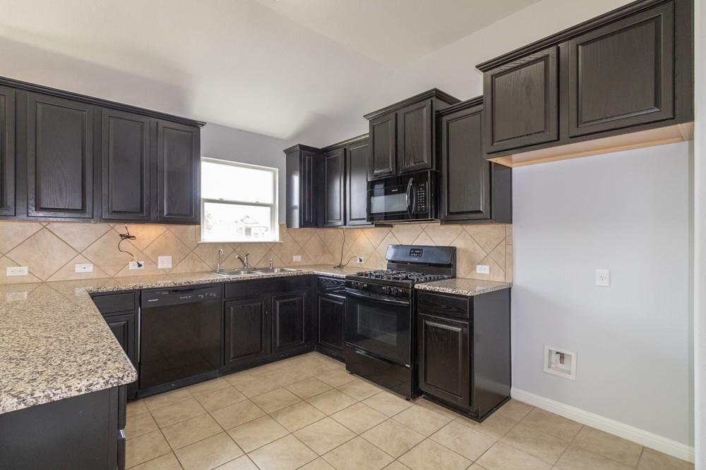 1411 Elbe St Property Photo 4