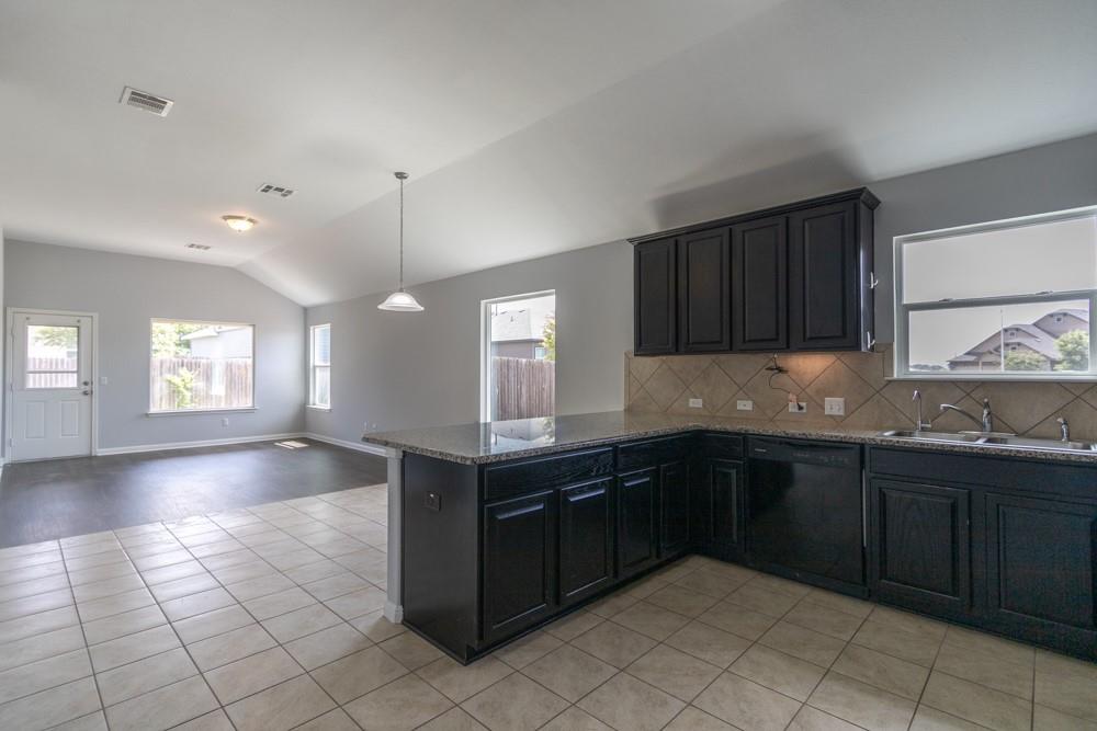 1411 Elbe St Property Photo 5