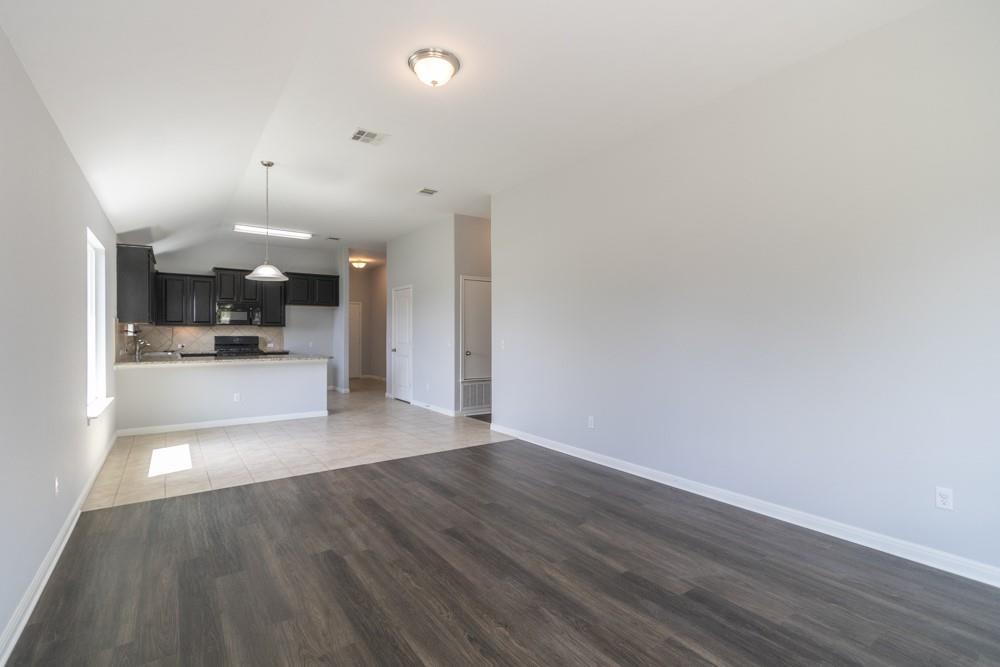 1411 Elbe St Property Photo 8