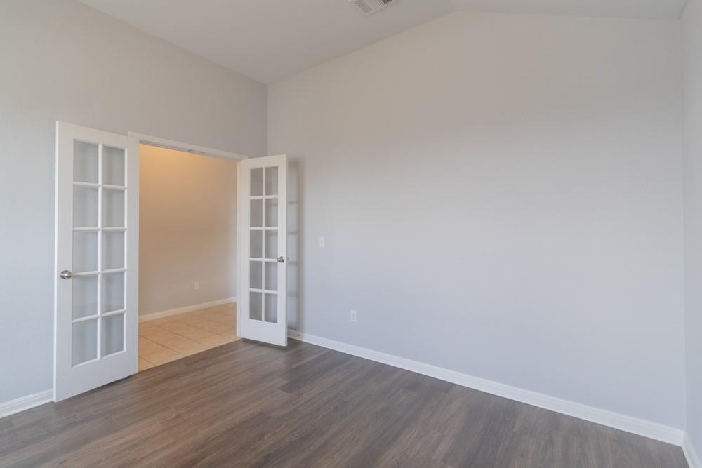 1411 Elbe St Property Photo 10