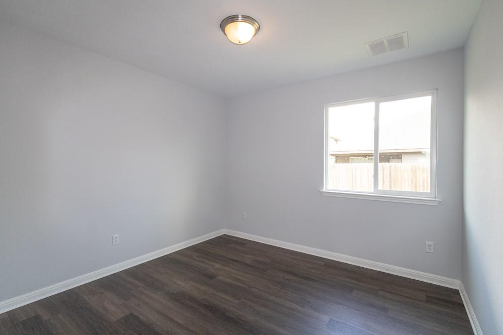 1411 Elbe St Property Photo 12