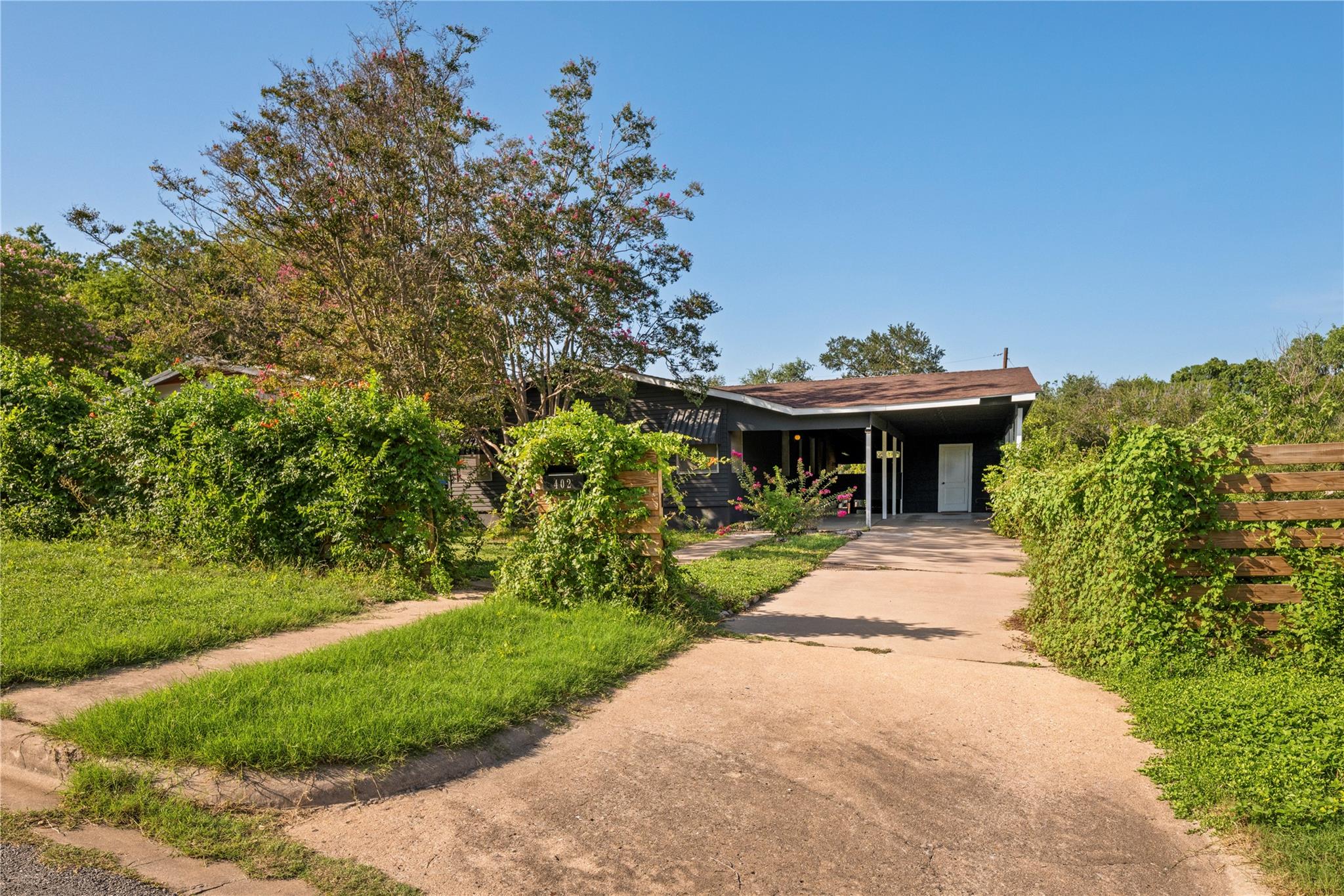 402 Philco Dr Property Photo 1