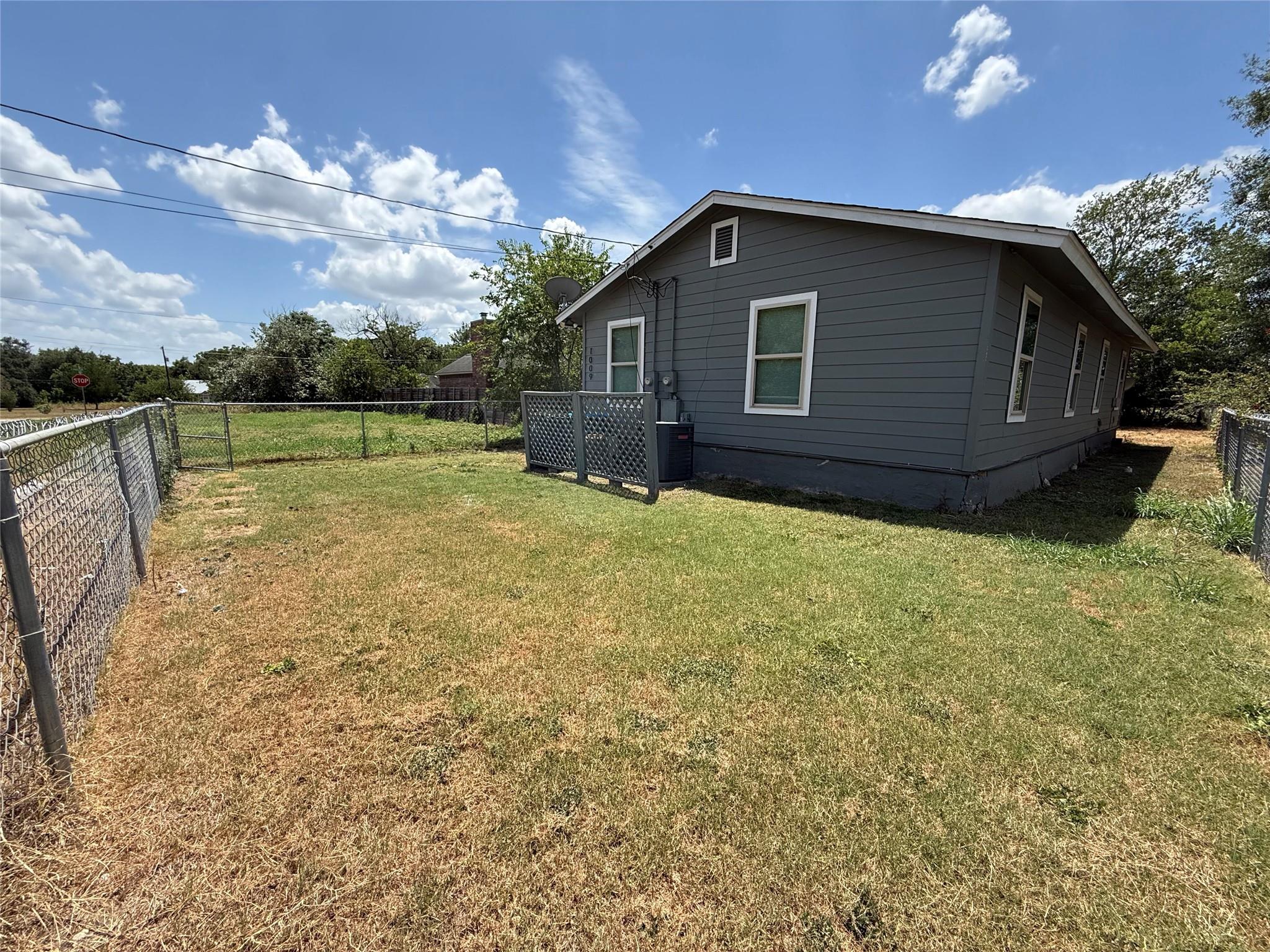 1009 Alex St #a Property Photo 9