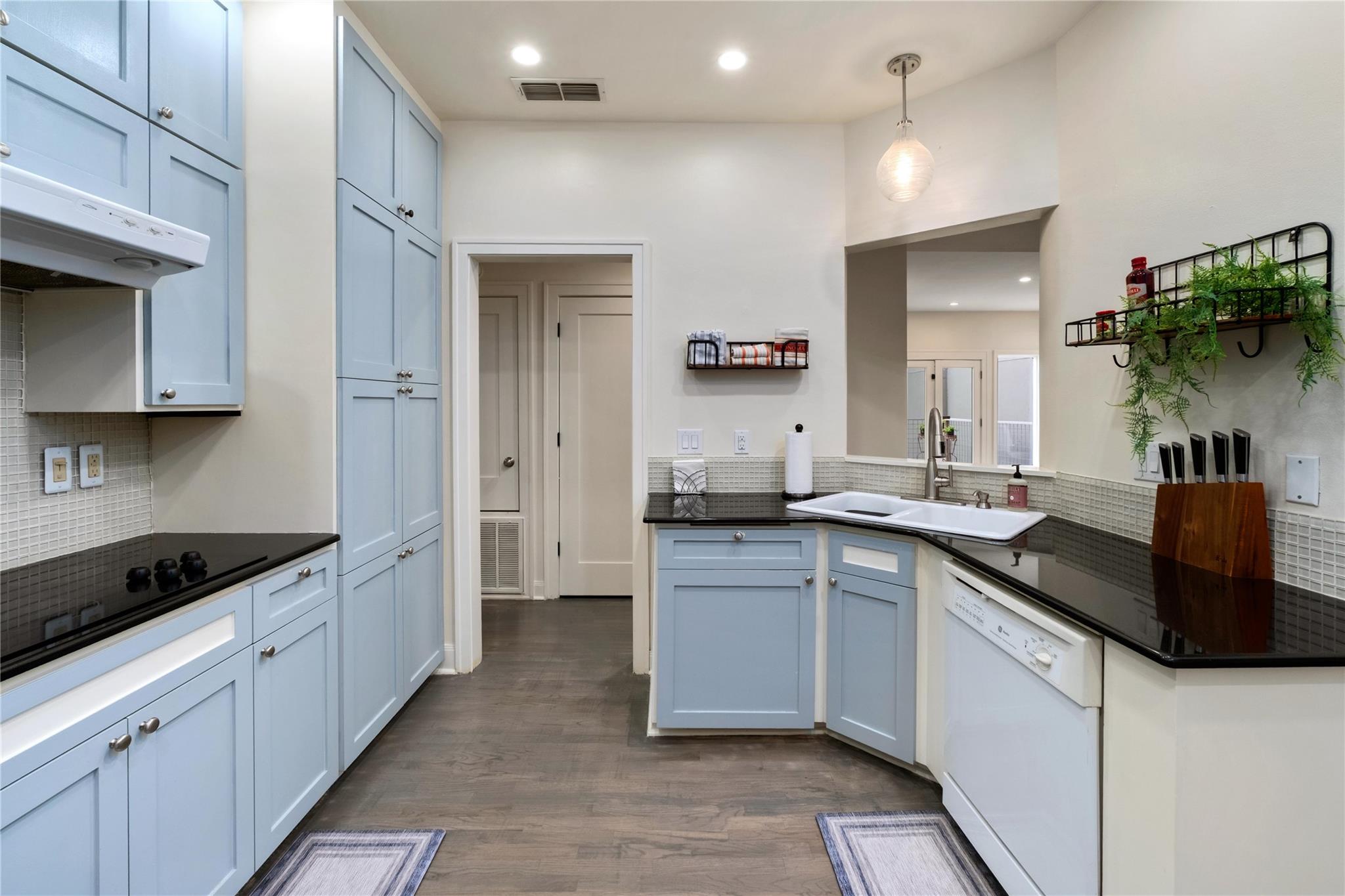 1201 Castle Hill St #105 Property Photo 7