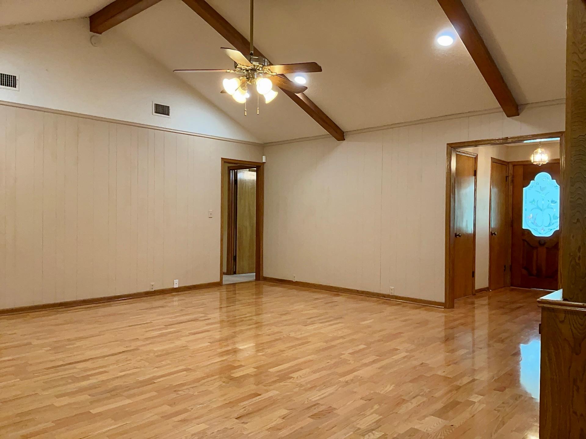 201 Oakwood Dr Property Photo 4