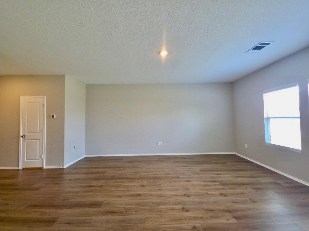 301 Freshwater Dr Property Photo 4
