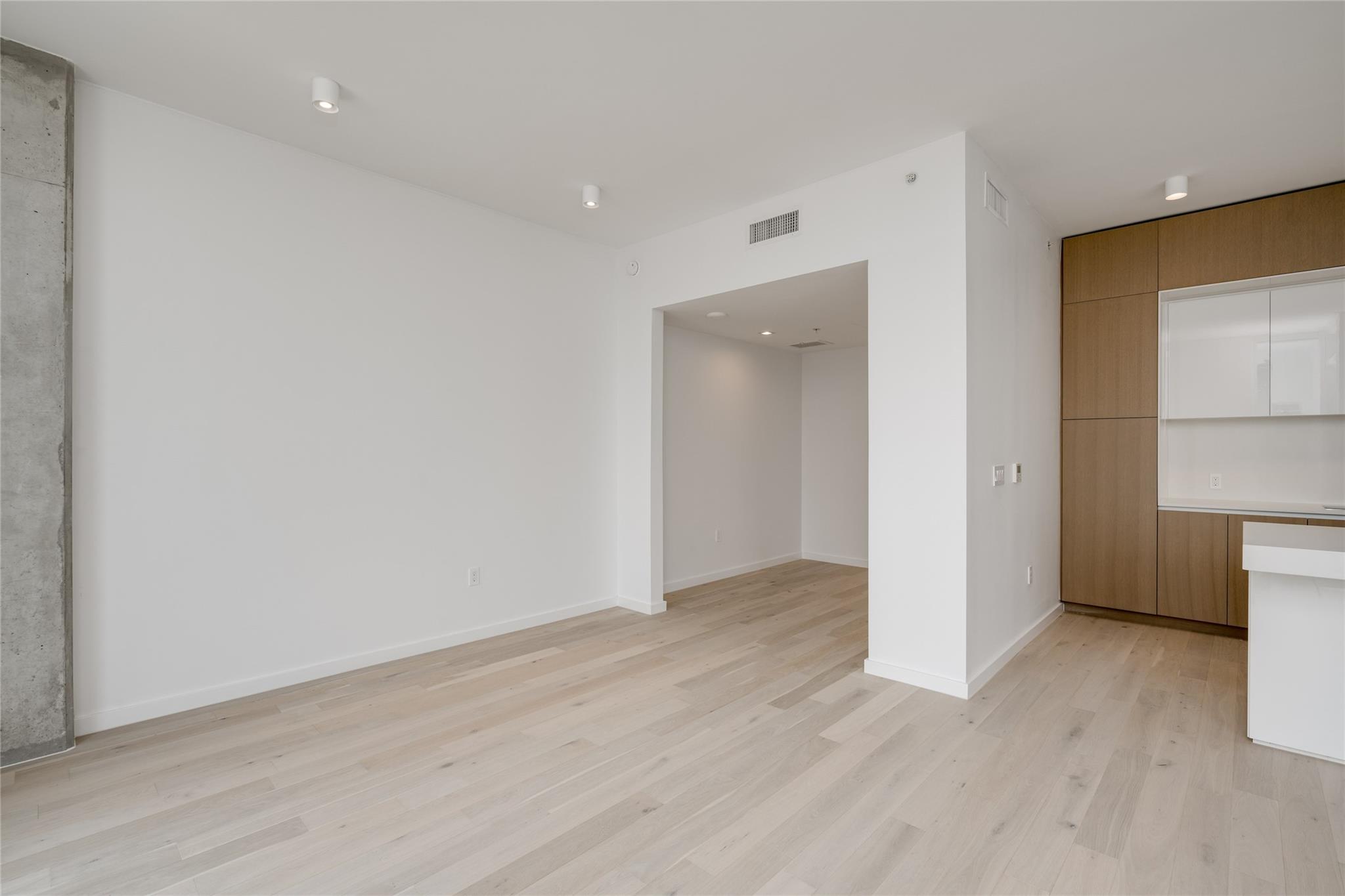 313 W 17th St #1806 Property Photo 12