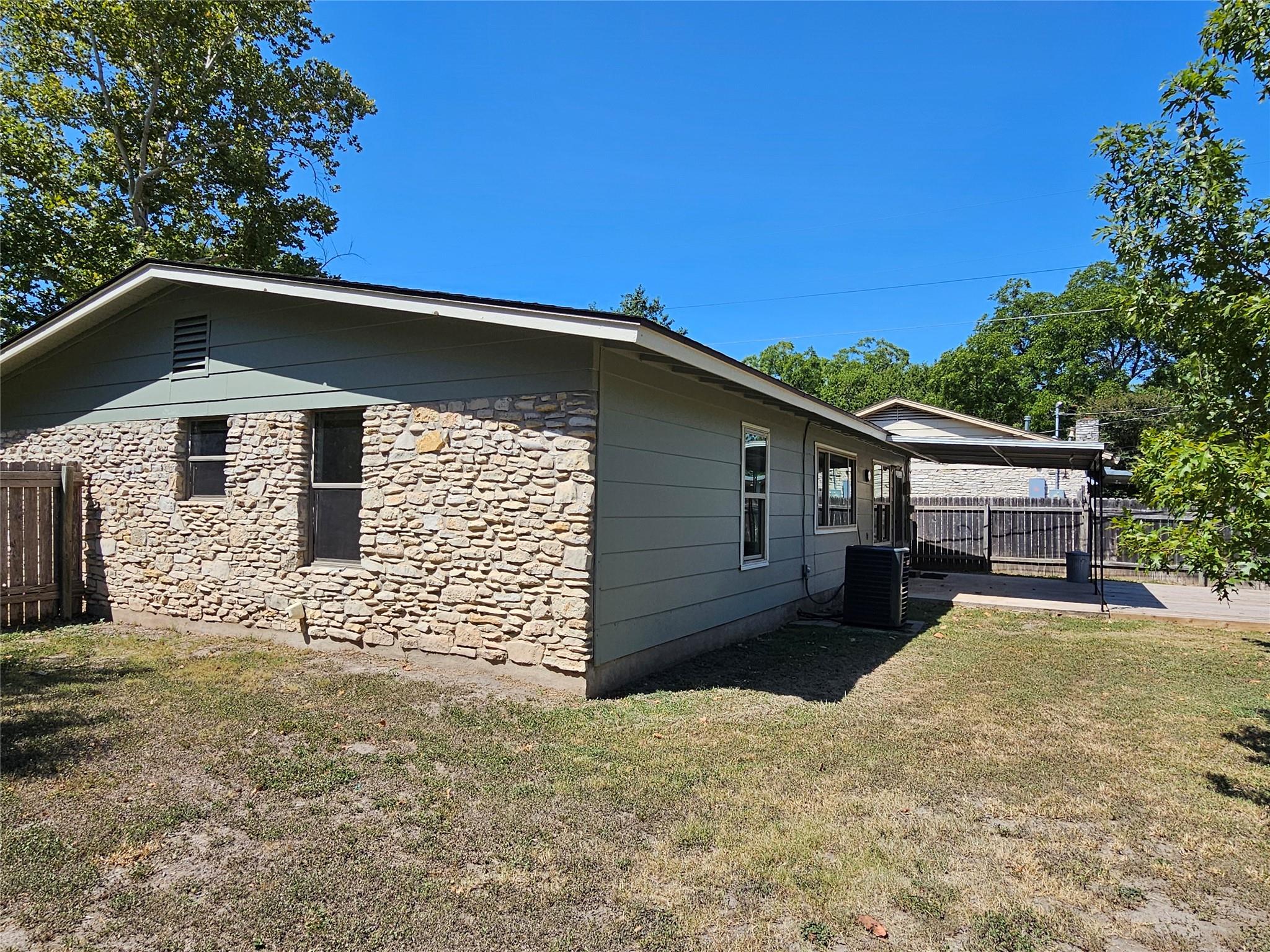 914 Hermitage Dr Property Photo 3