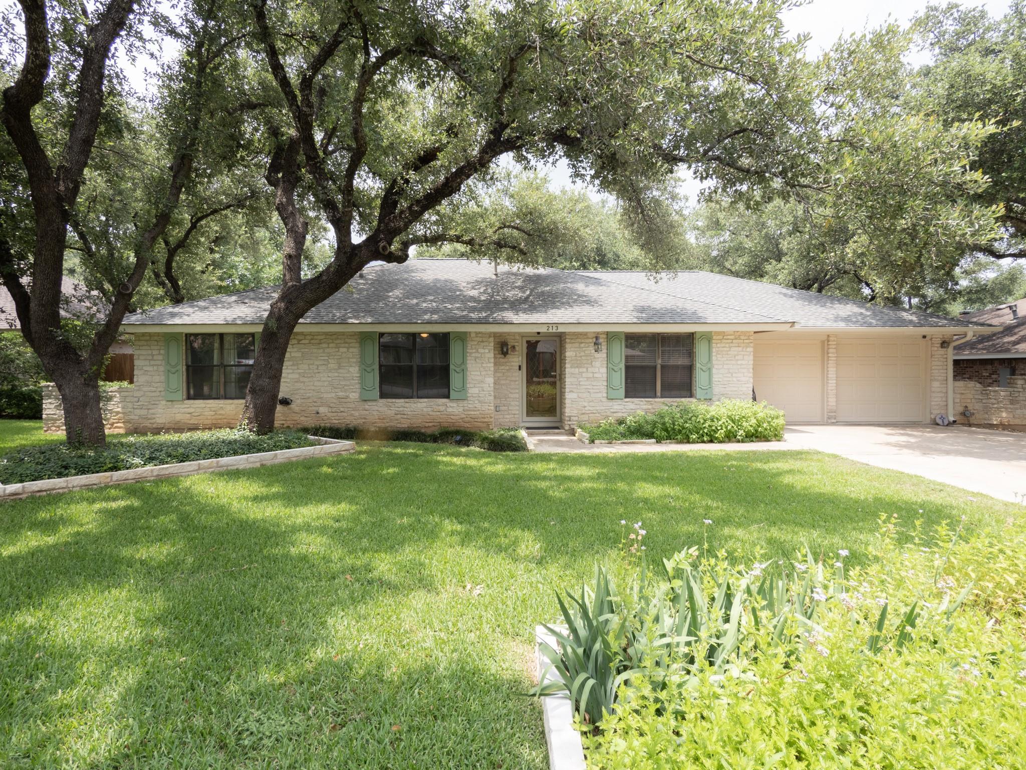 213 Oakwood Dr Property Photo 1