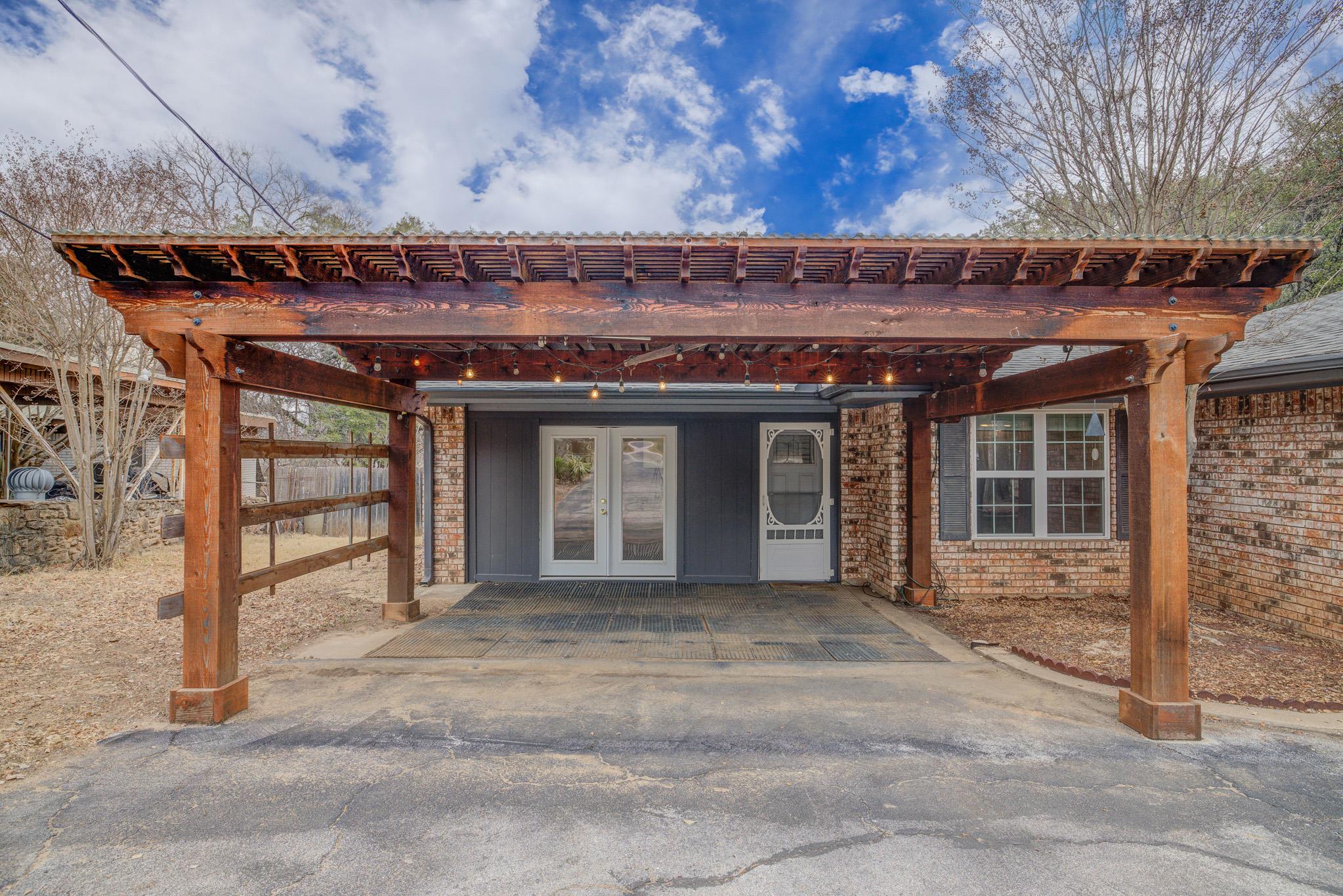 5303 Shady Oaks Cir #b Property Photo 1