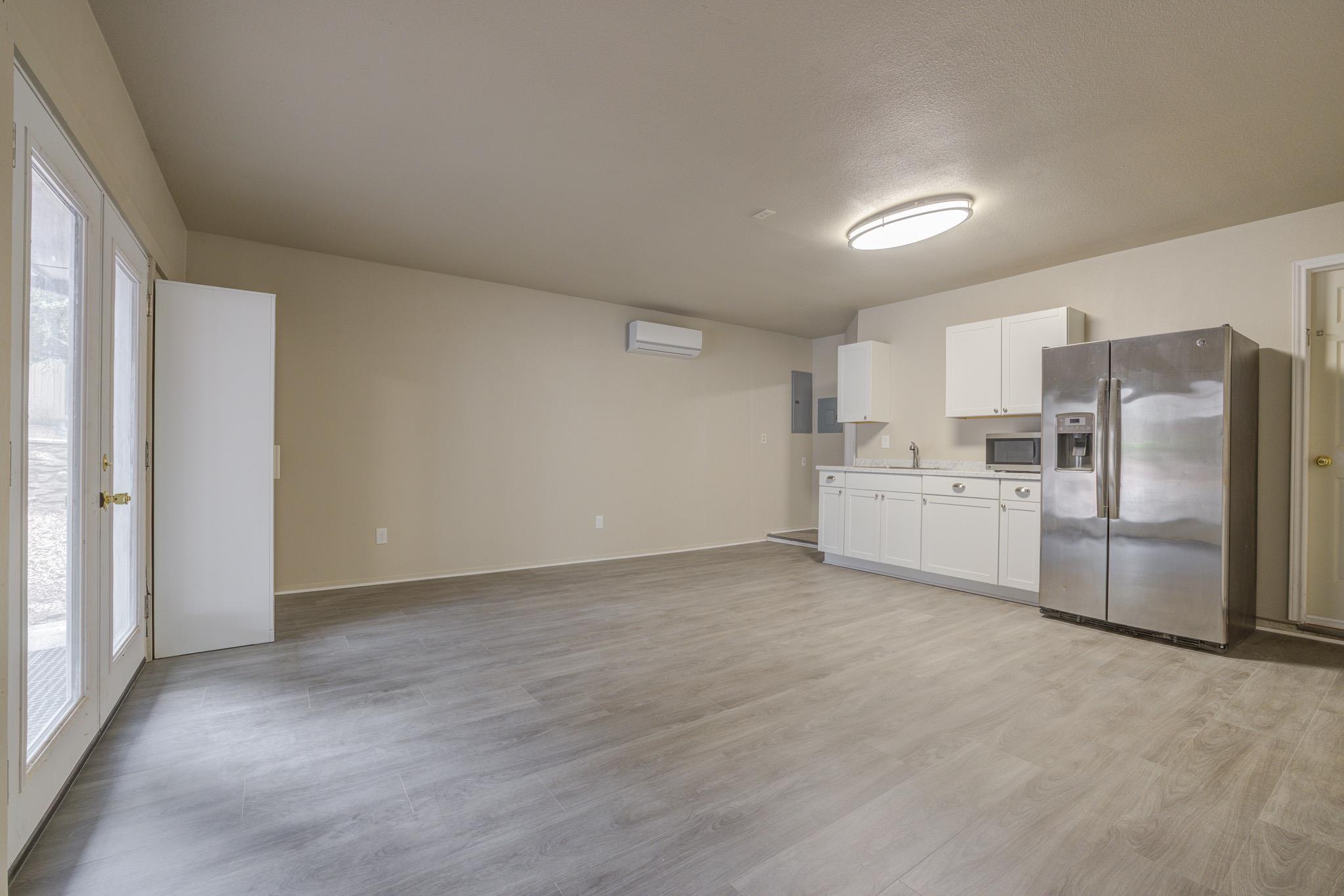 5303 Shady Oaks Cir #b Property Photo 3