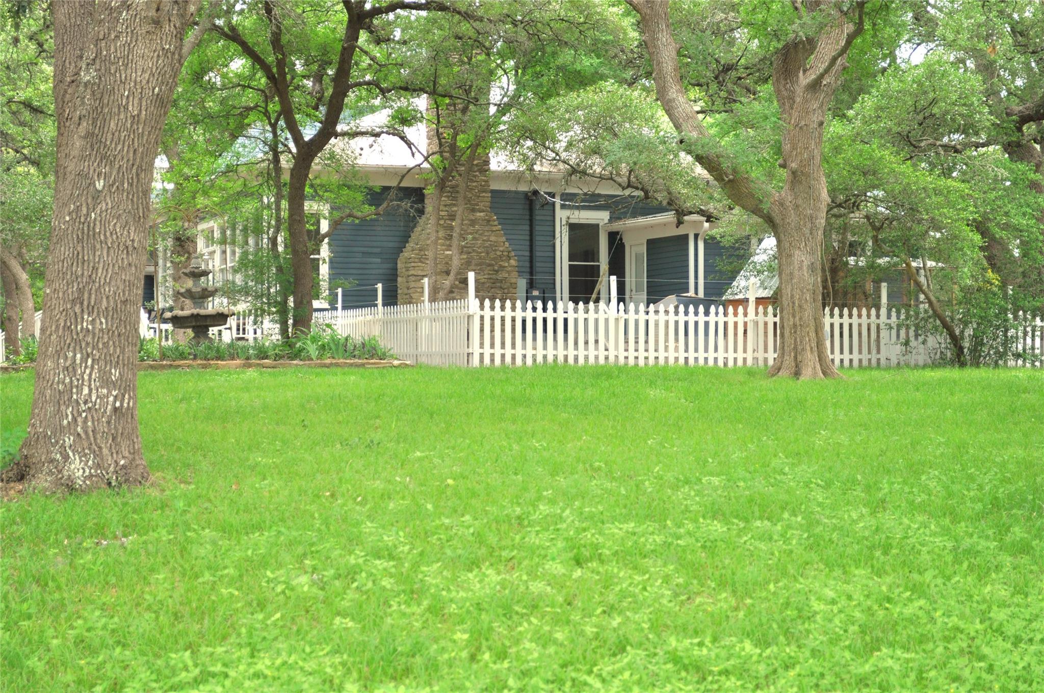 8904 Mariposa Ln Property Photo 13