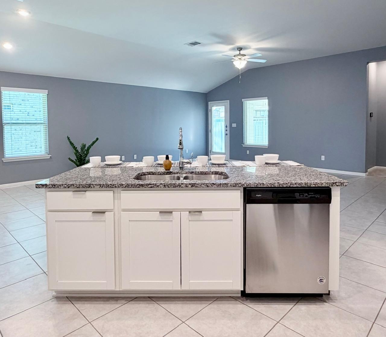1005 Sundrops St Property Photo 10