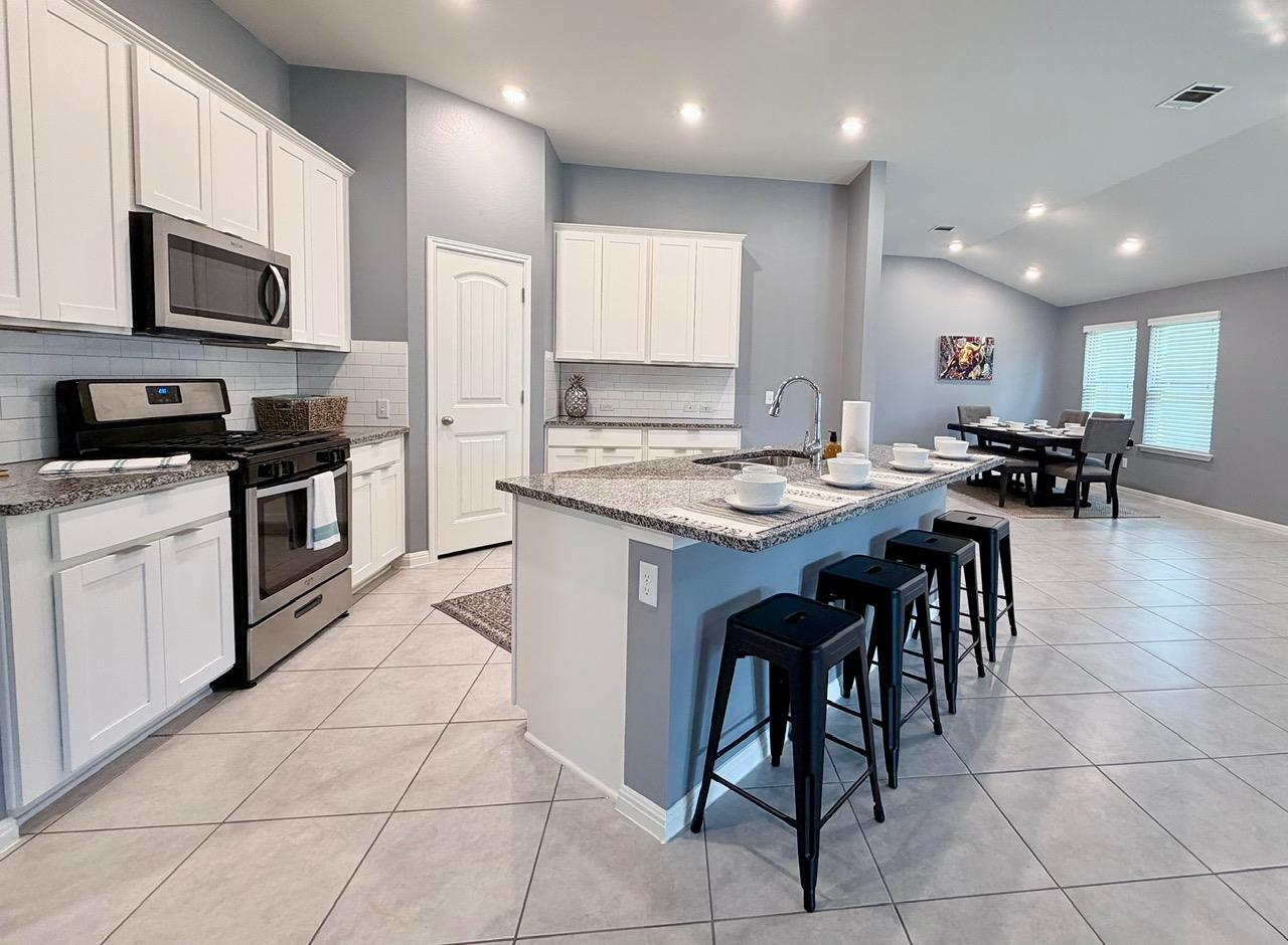 1005 Sundrops St Property Photo 12