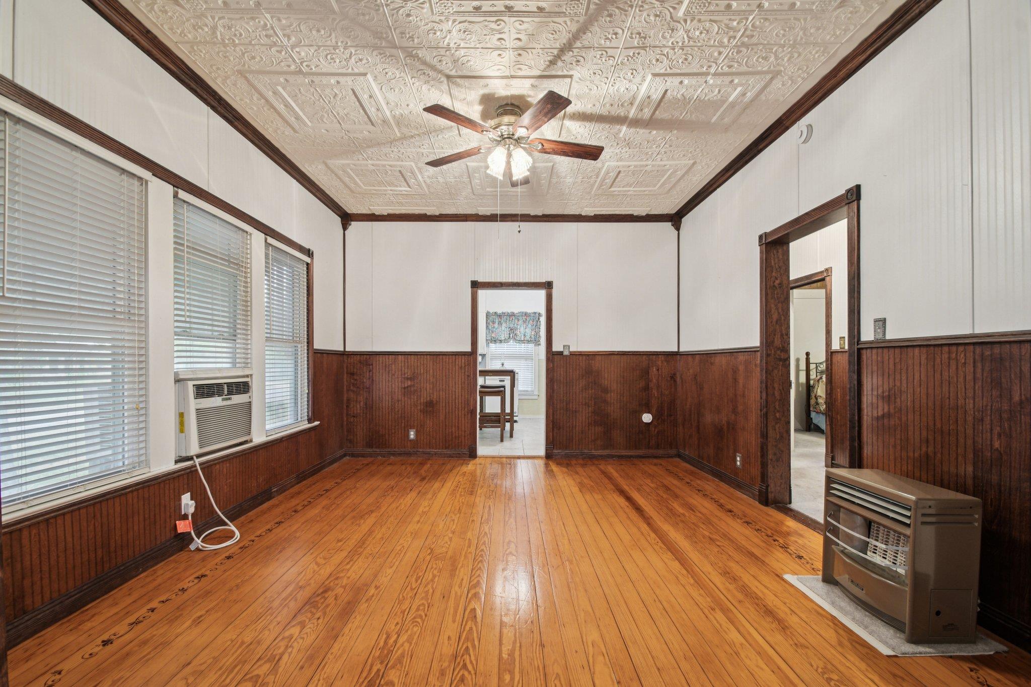 611 N Main St Property Photo 14