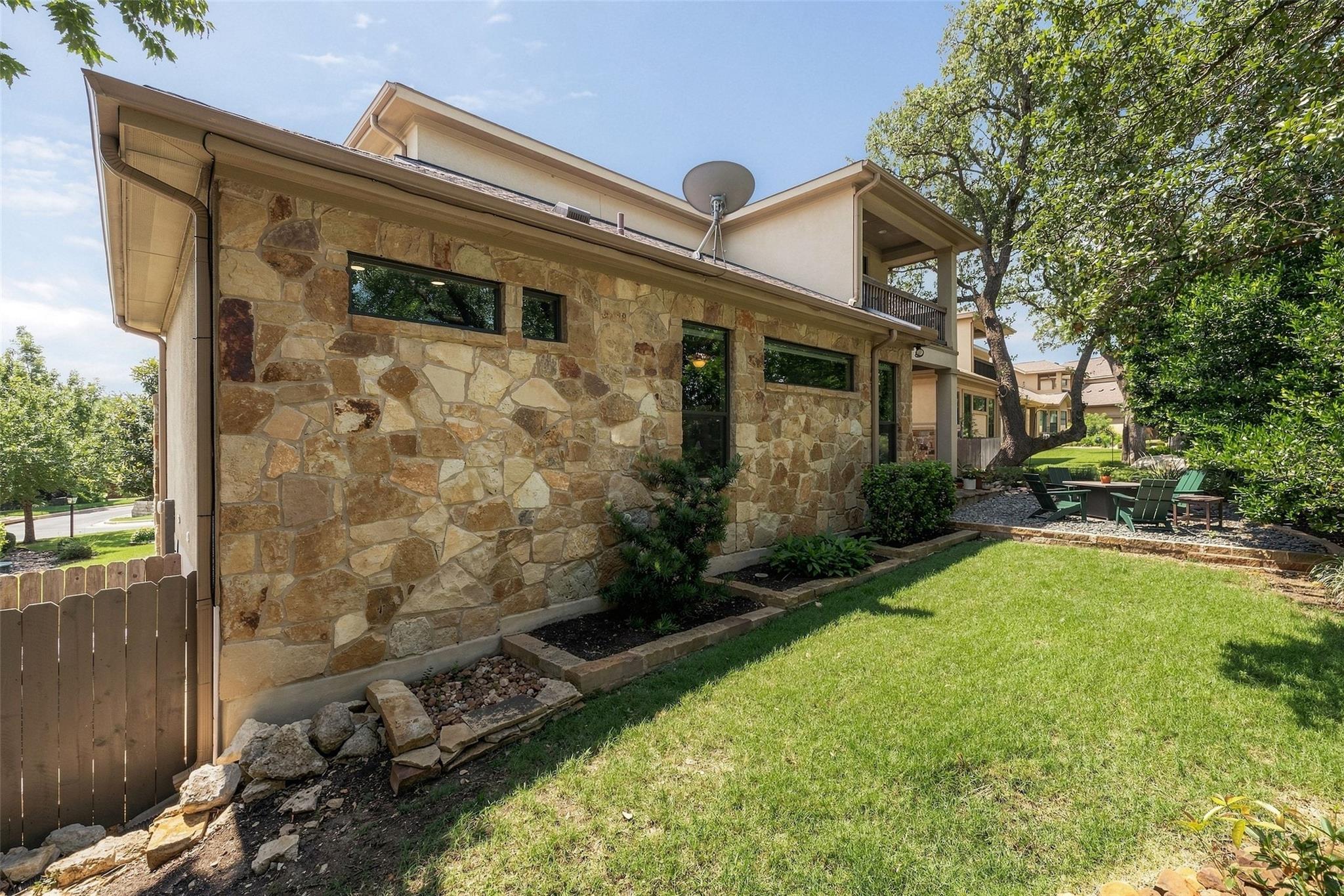 2 Prestonwood Cv Property Photo 4
