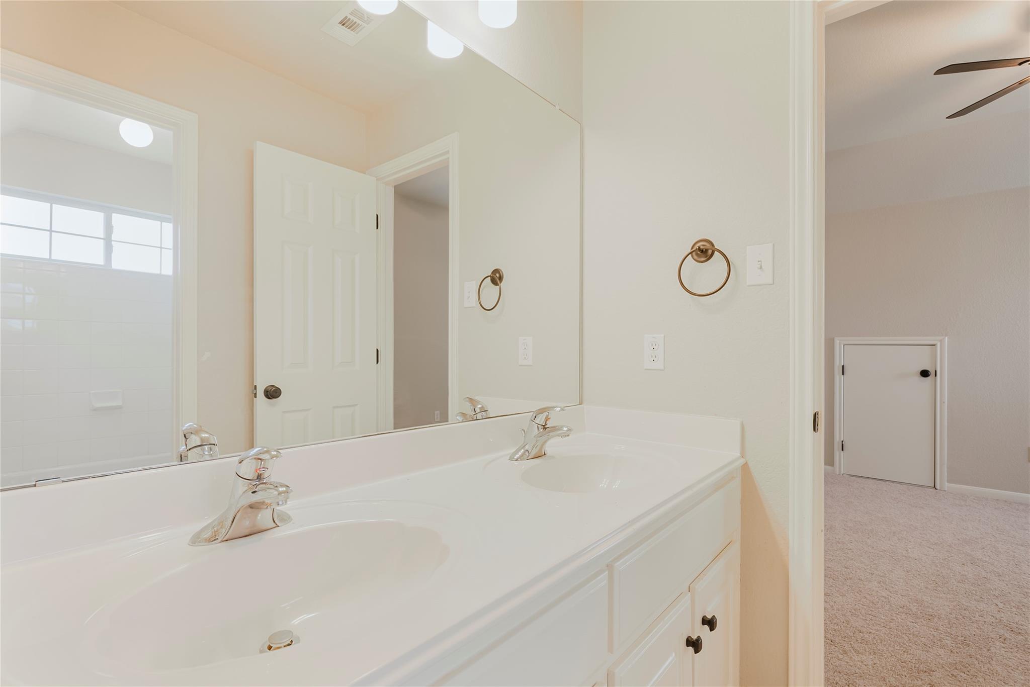 319 Greenside Ln Property Photo 18