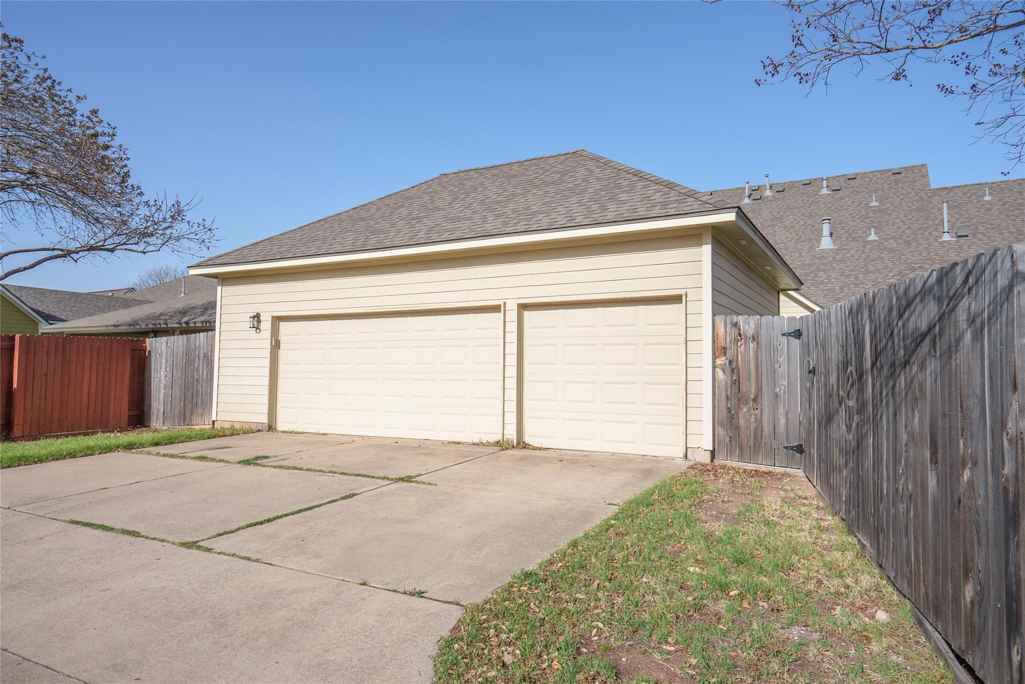 319 Greenside Ln Property Photo 27