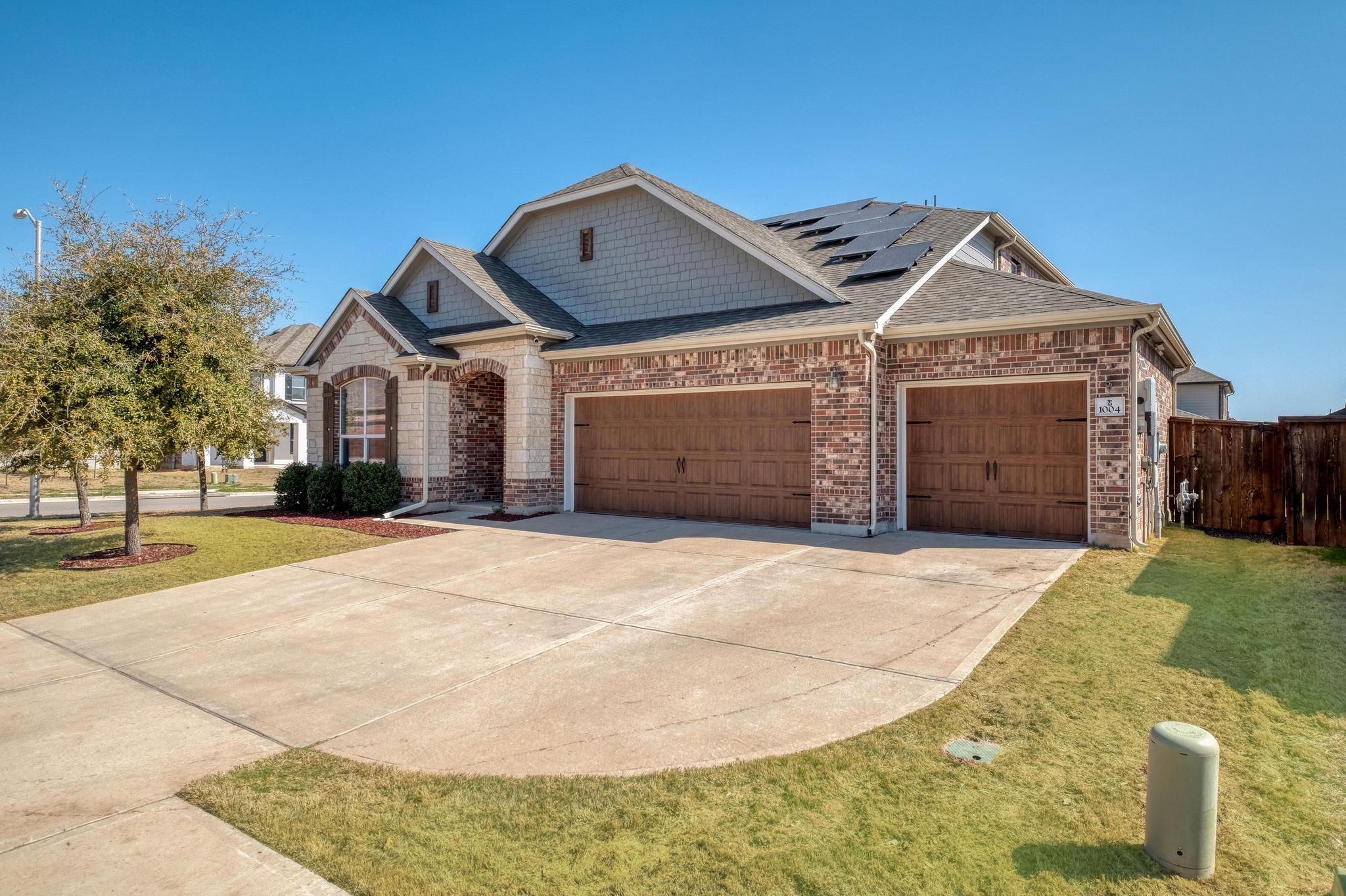 1004 Brenham Ln Property Photo 2