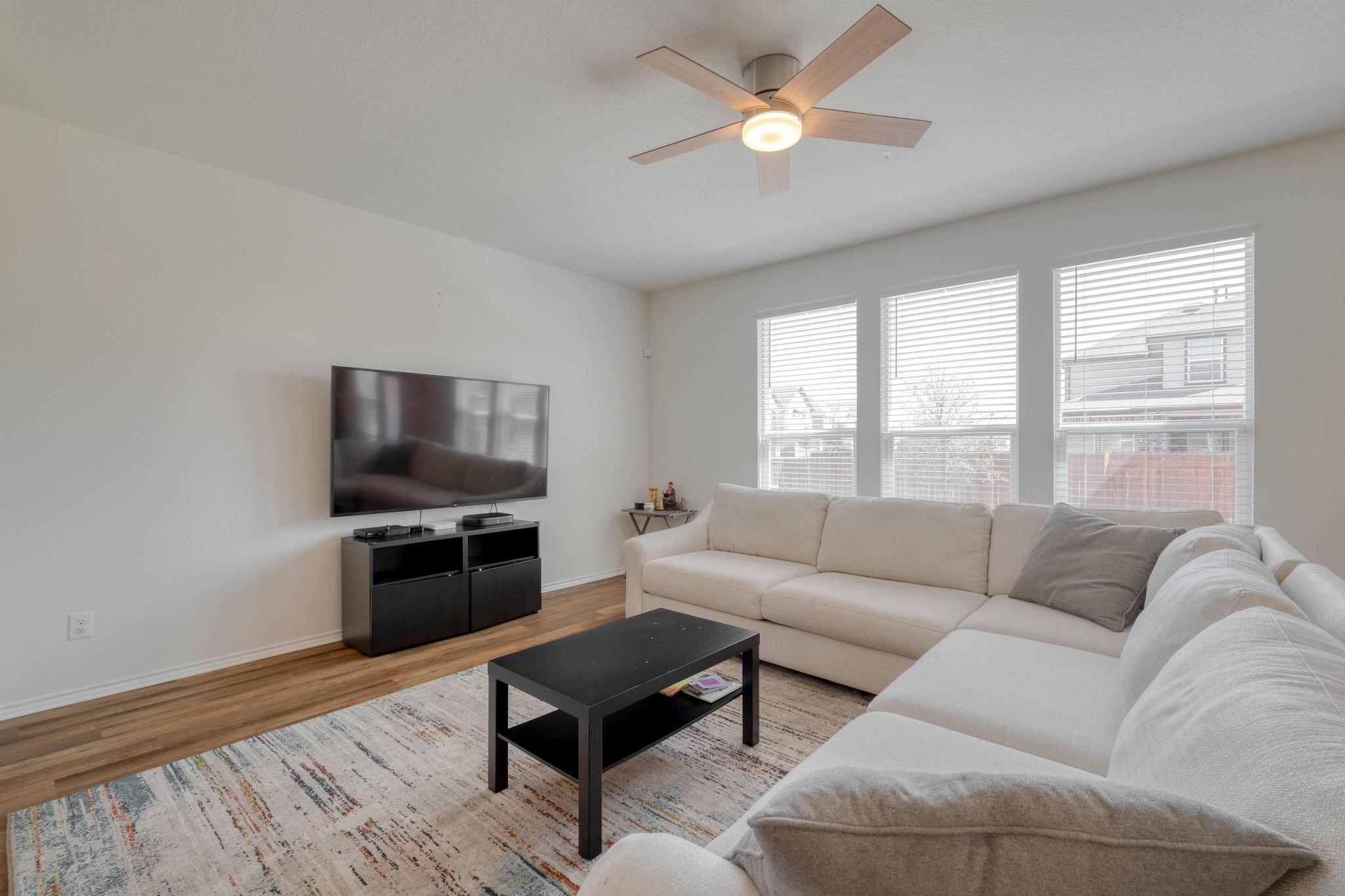 1004 Brenham Ln Property Photo 5