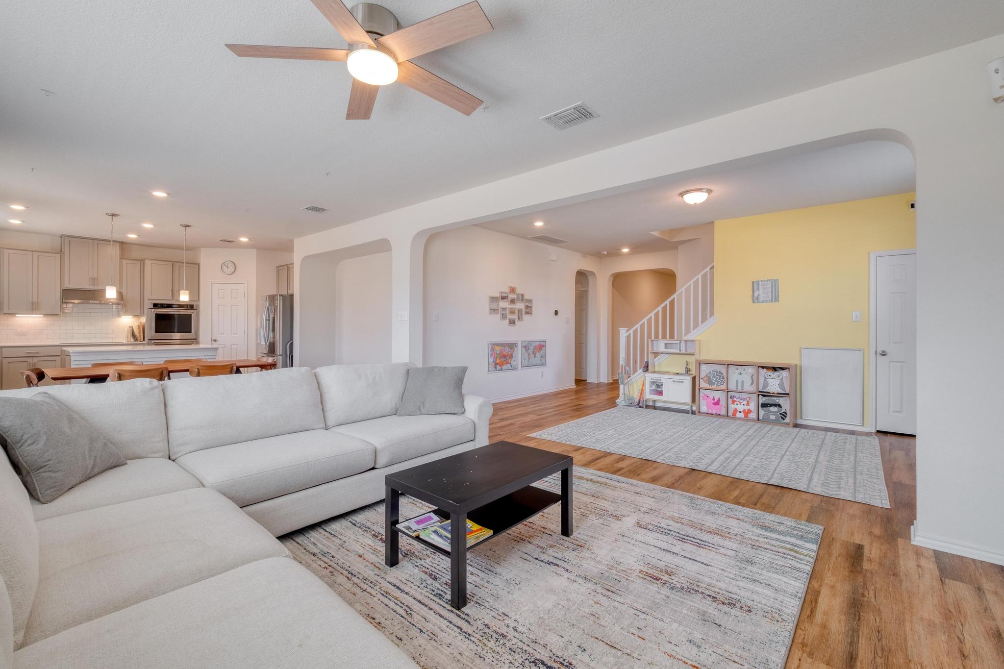 1004 Brenham Ln Property Photo 6