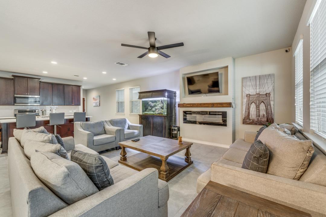 5921 Lehman Way Property Photo 4